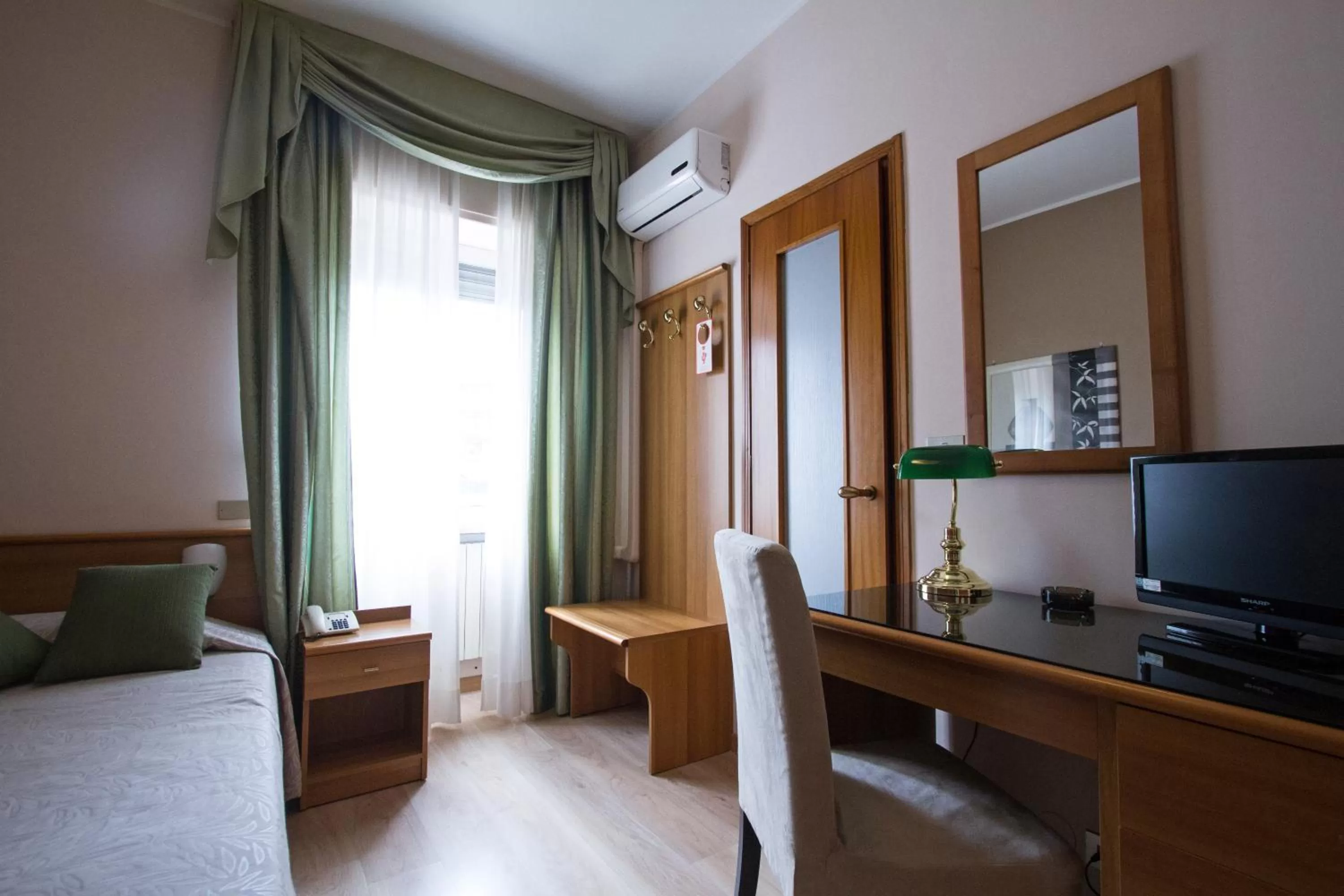 Day, Bed in Hotel Adriano