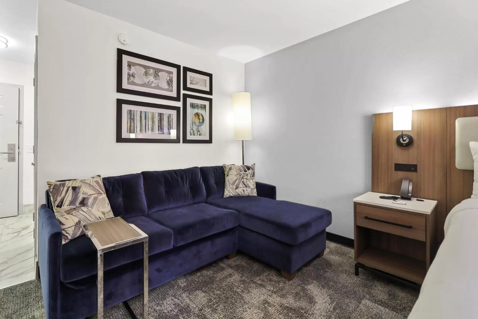 Living room in La Quinta by Wyndham Atlanta South - Newnan