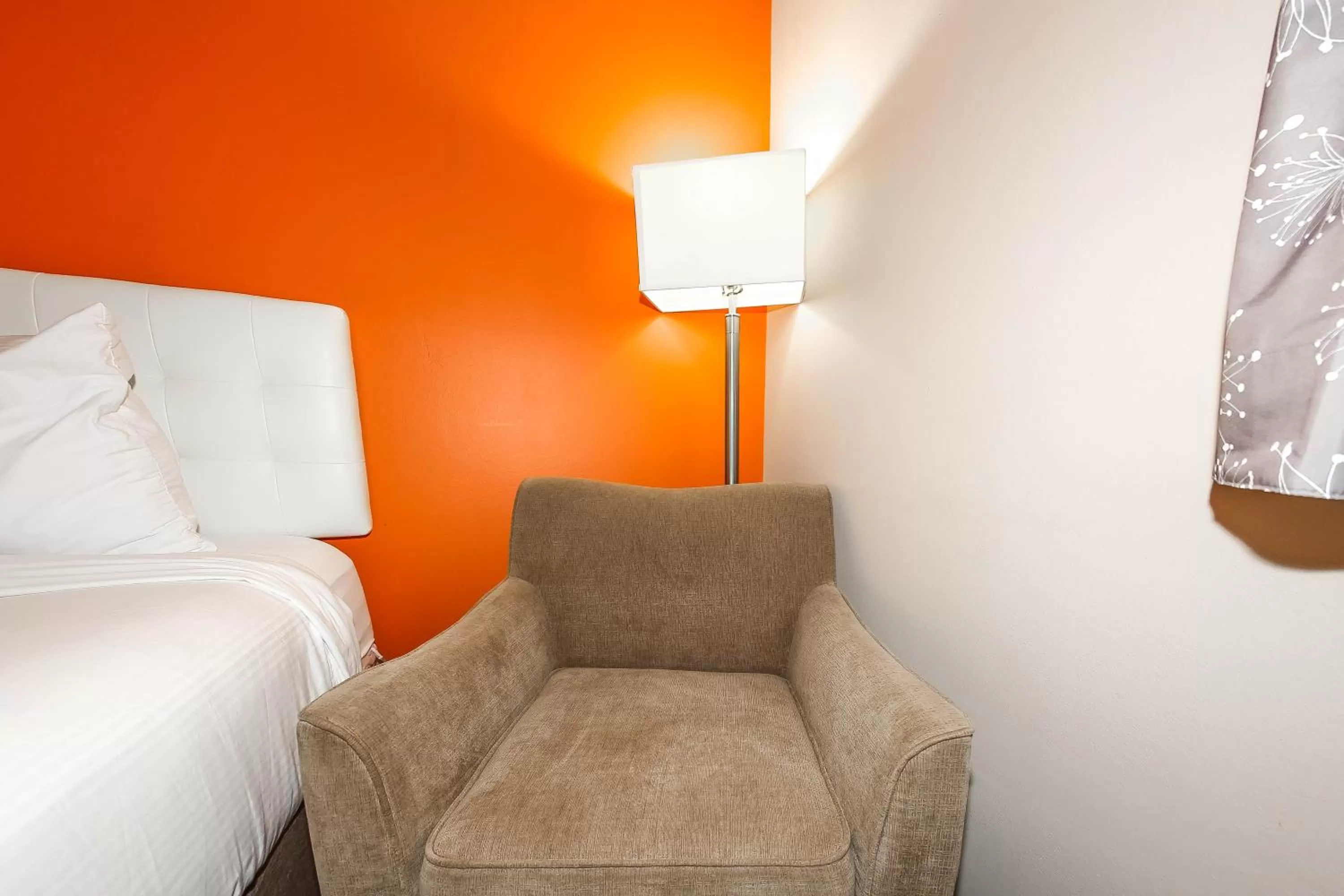 Seating area, Bed in Howard Johnson by Wyndham Winnipeg West