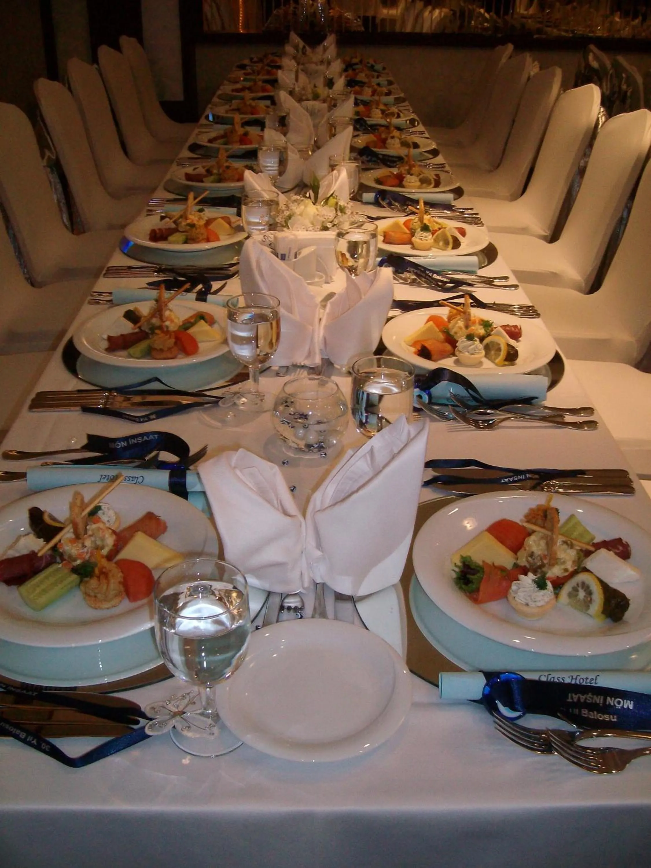 Restaurant/places to eat in Class Hotel