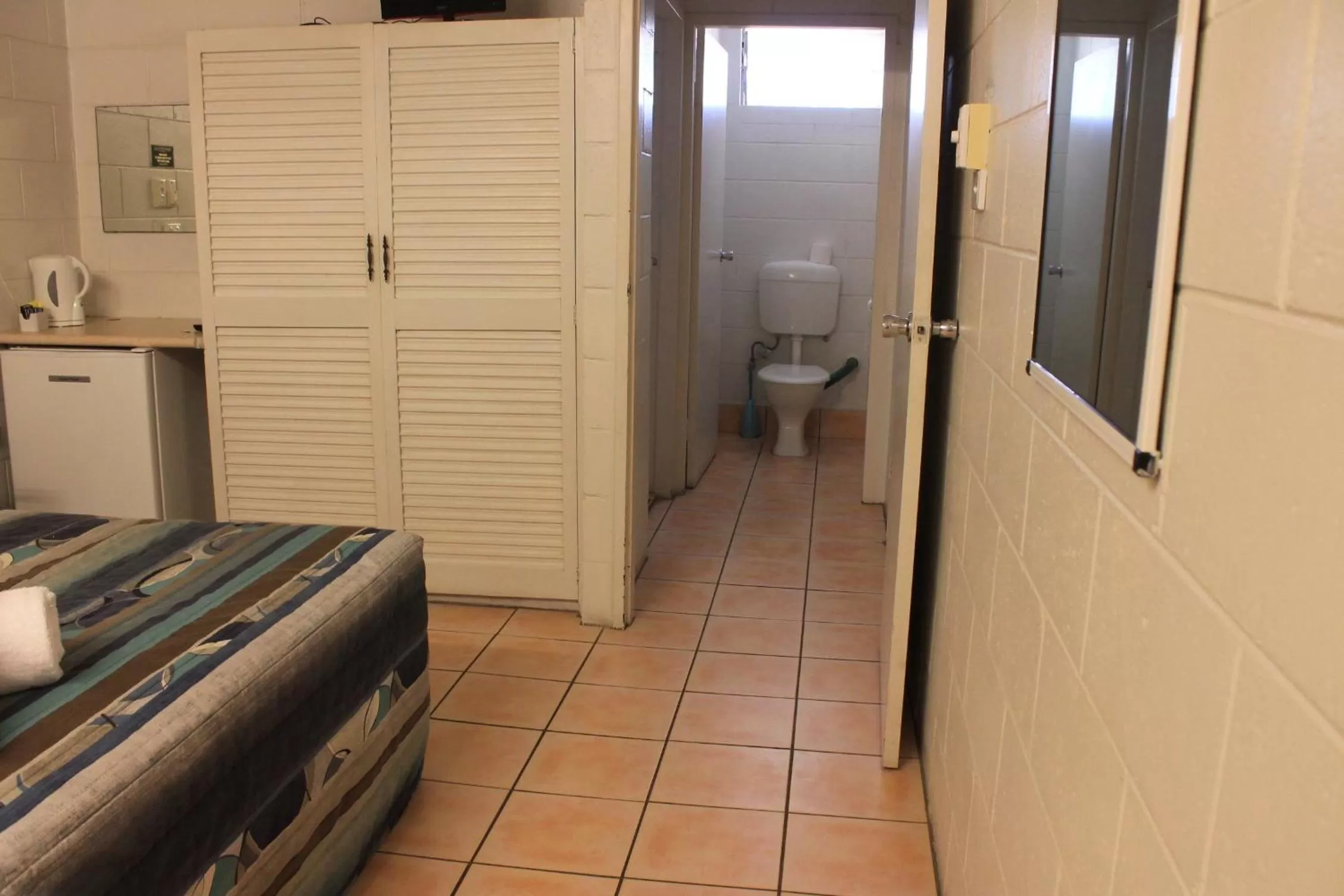 Decorative detail, Bed in Oasis Inn Apartments