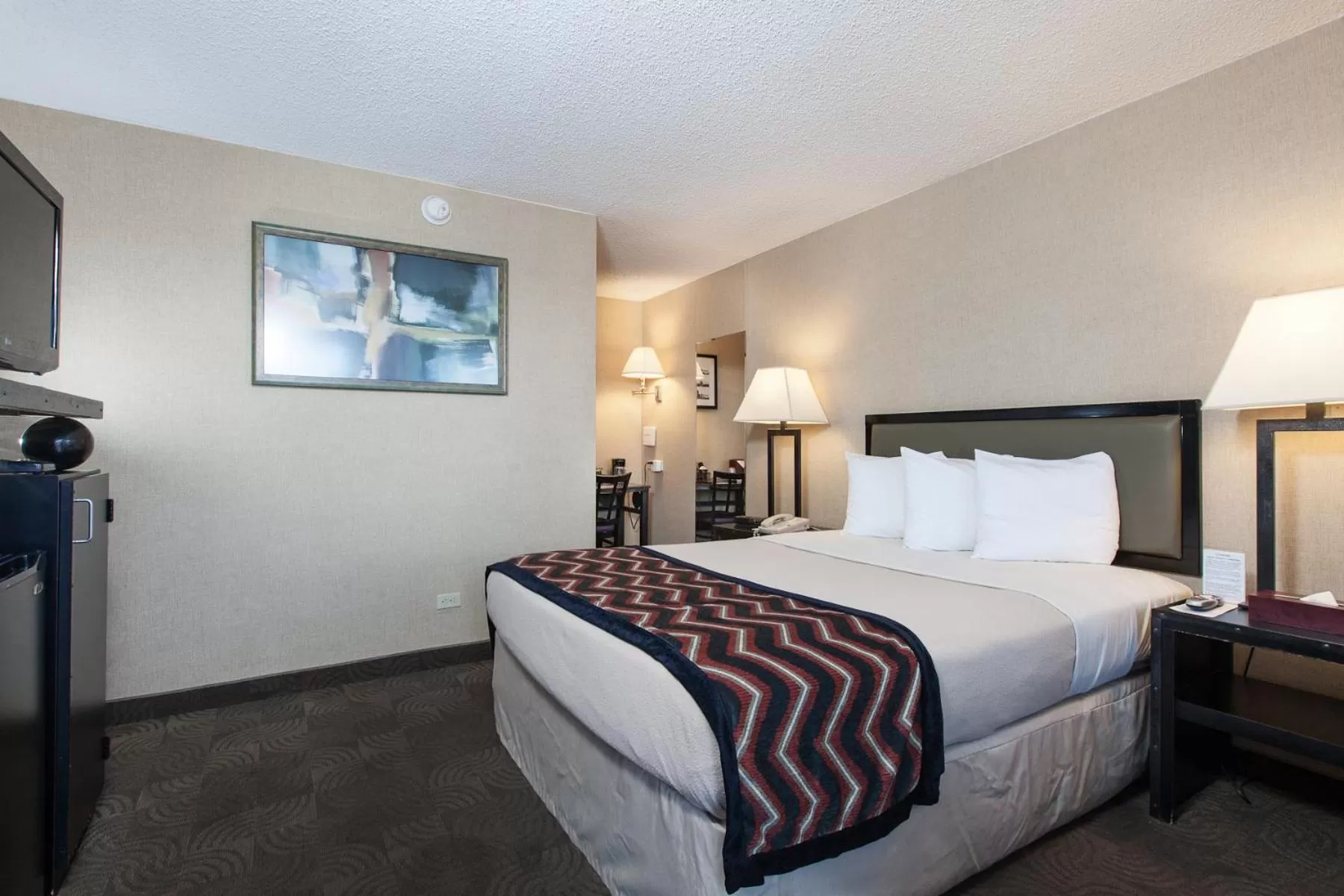 Bed in Carlton Inn Midway