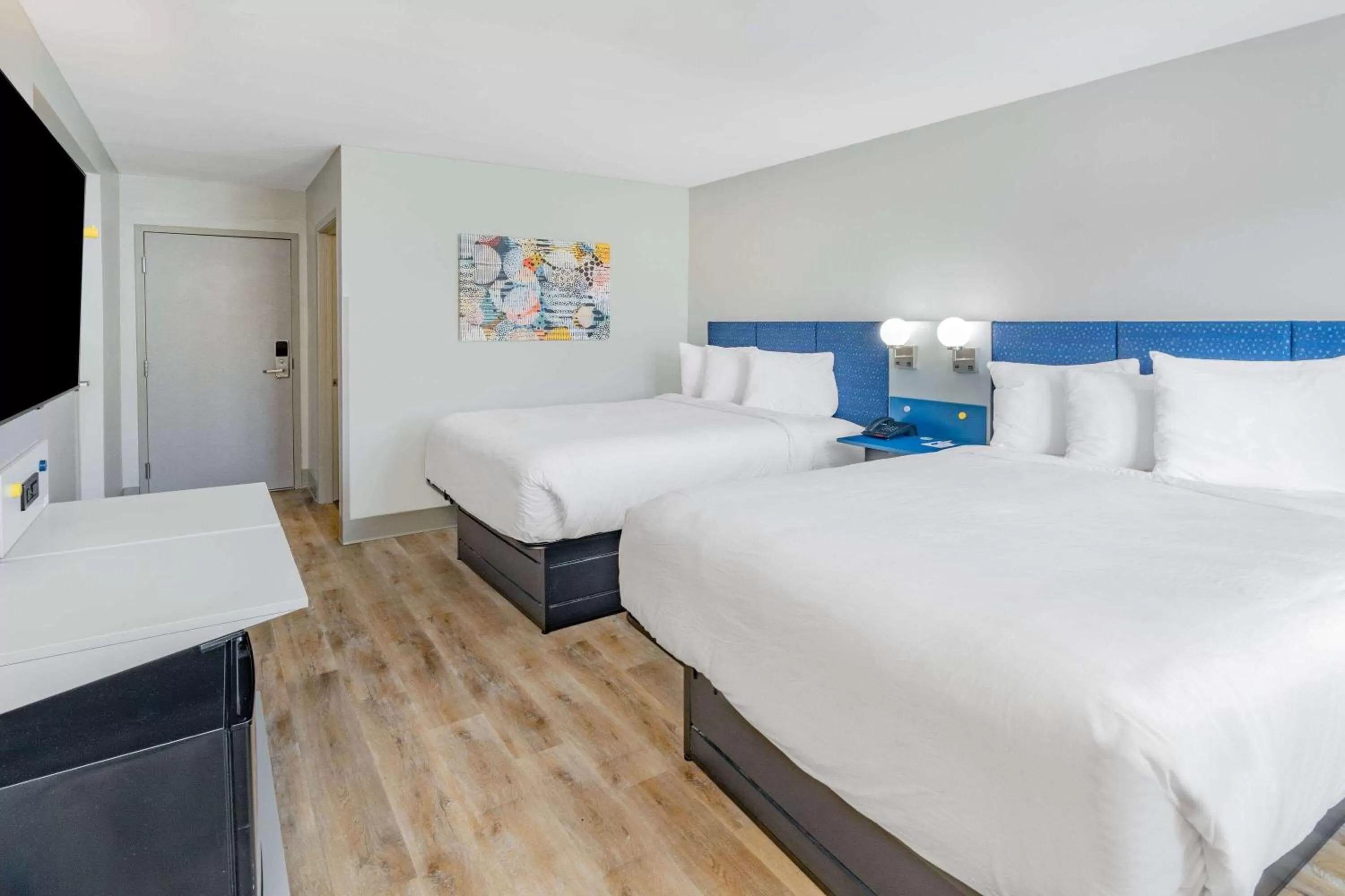 Photo of the whole room, Bed in Microtel Inn by Wyndham Athens