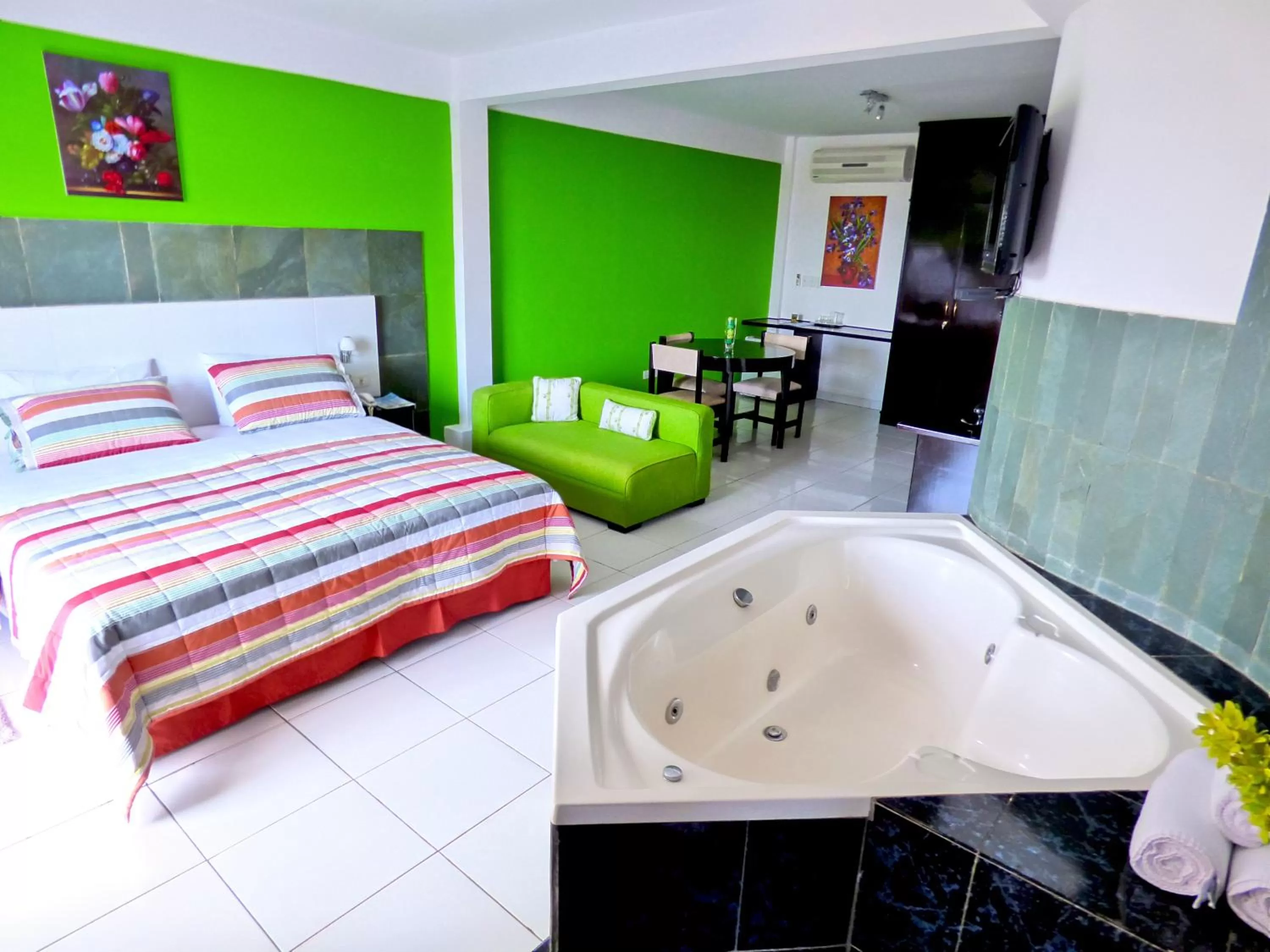 Master Suite - single occupancy in De La Costa Hotel