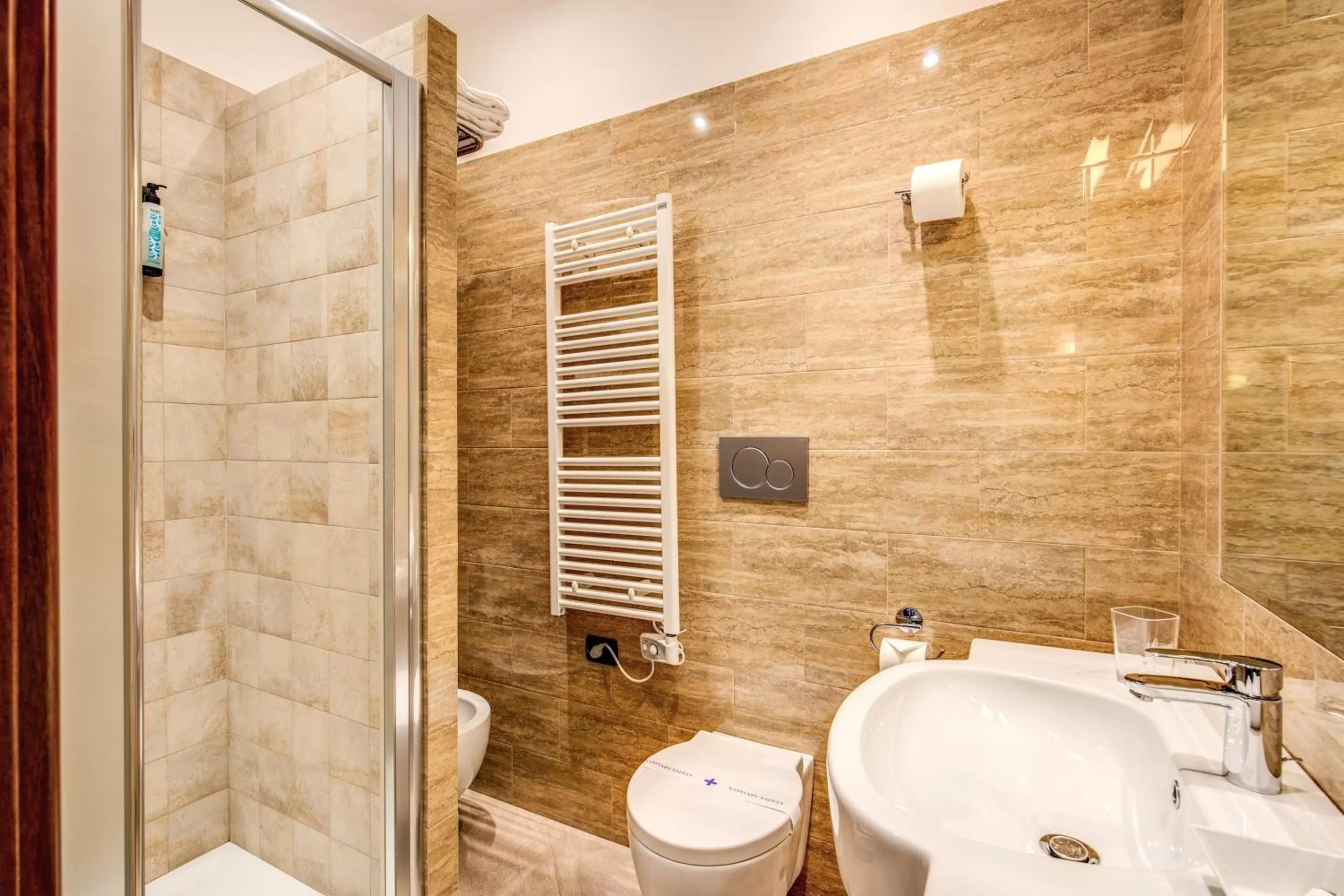 Shower in Hotel Roma Tiburtina Metro