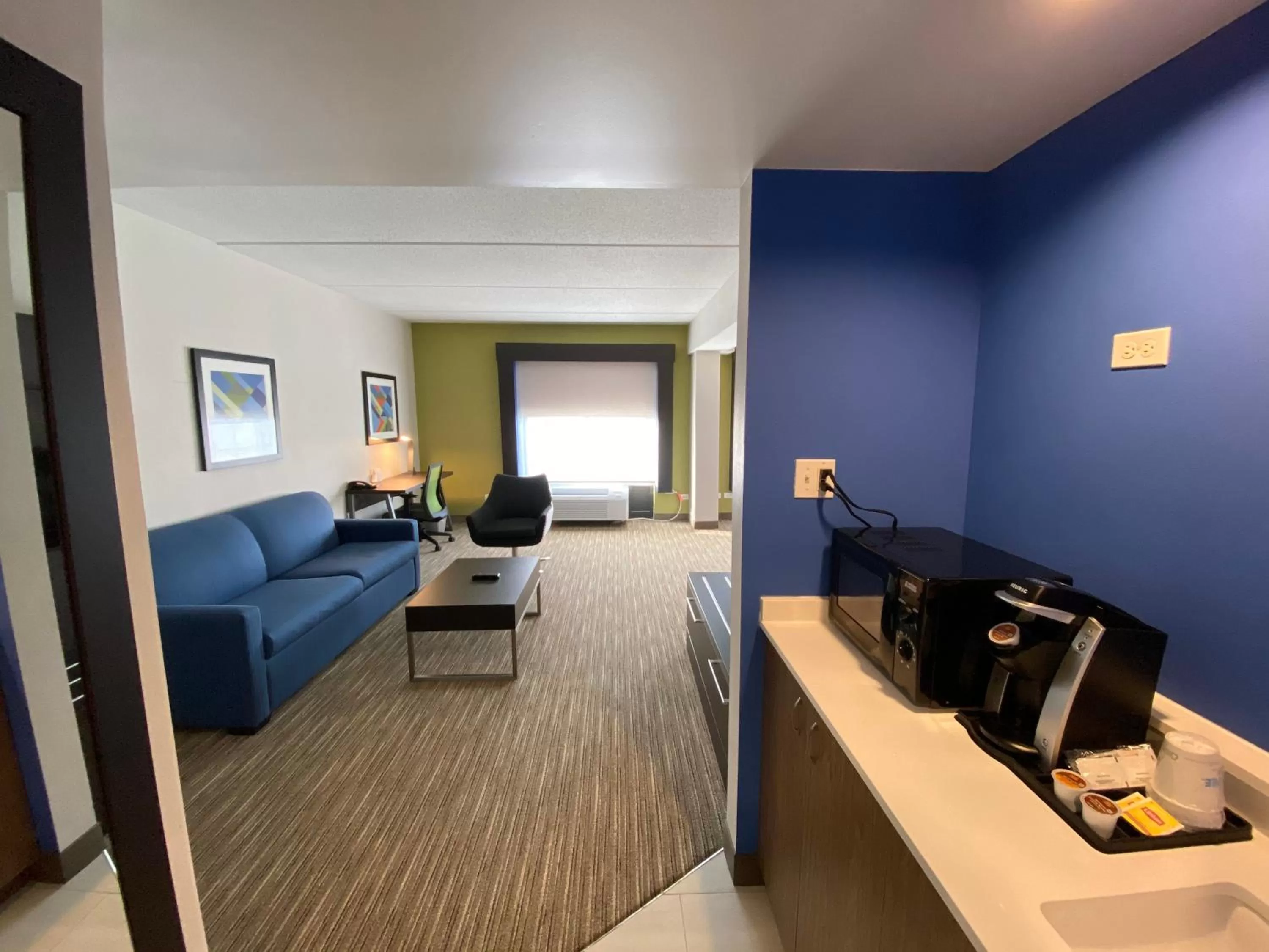 Coffee/tea facilities in Holiday Inn Express & Suites - Prospect Heights by IHG