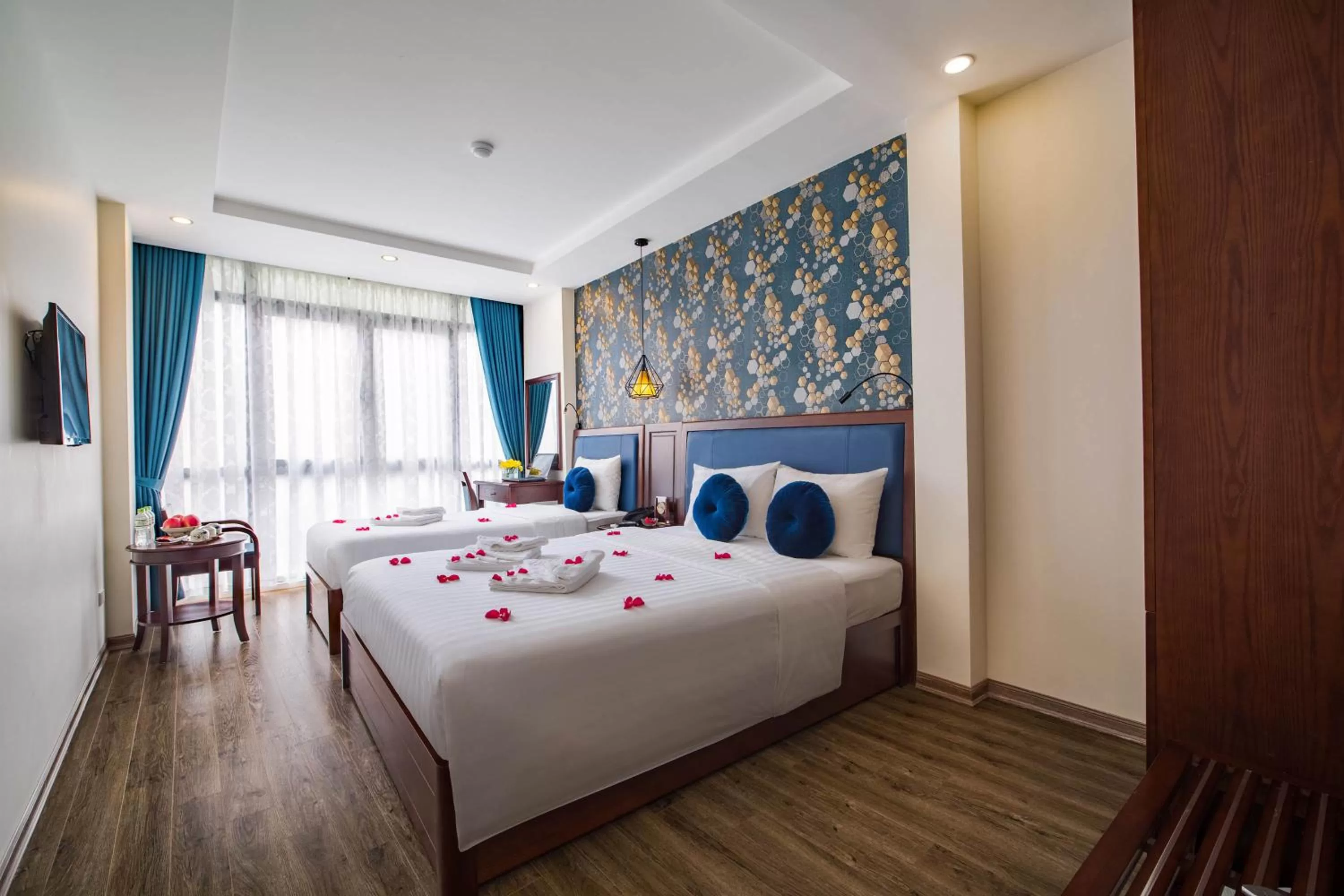 Bedroom, Bed in Holiday Emerald Hotel