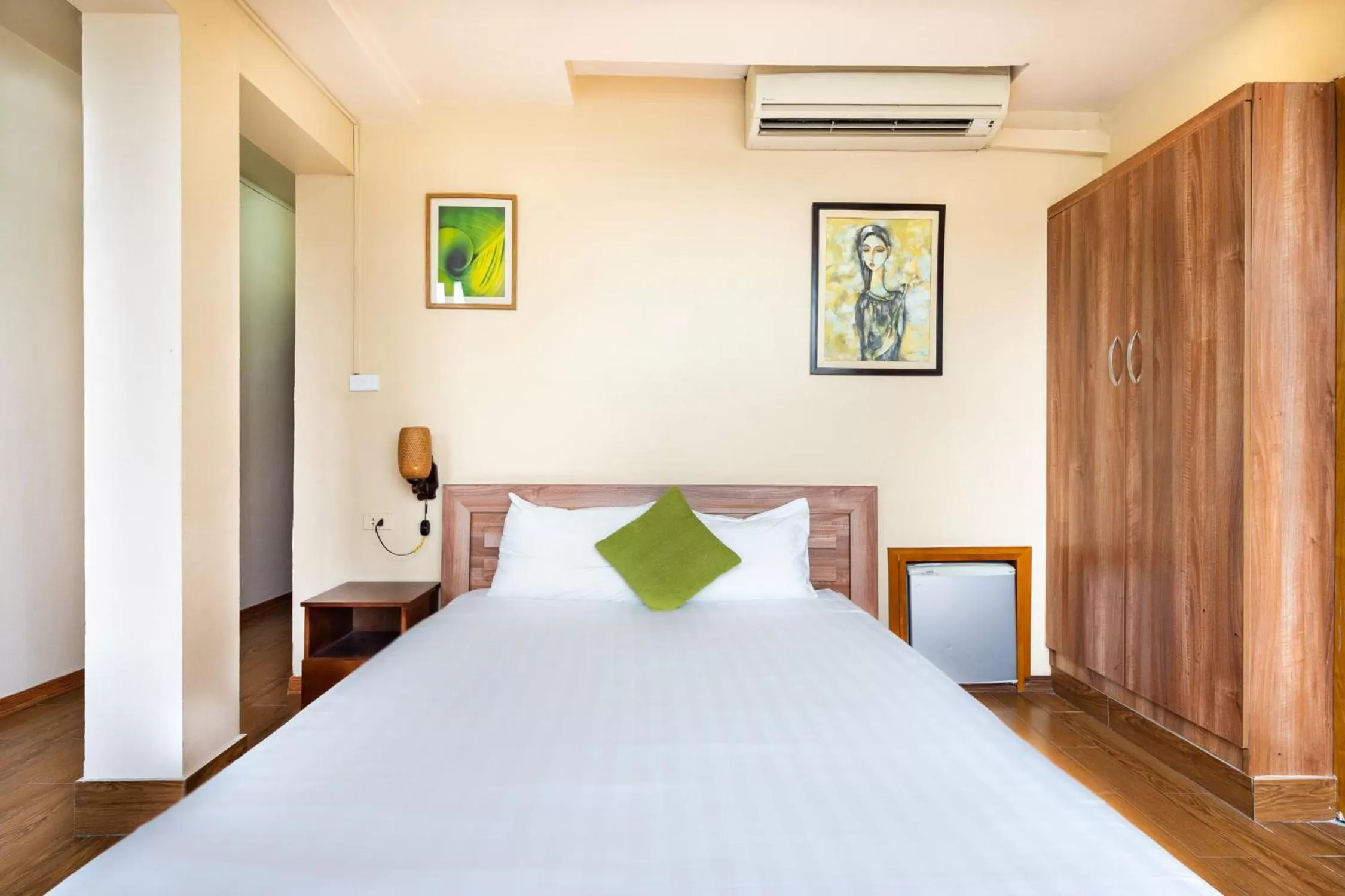 Bed in Artisan Lakeview Hotel