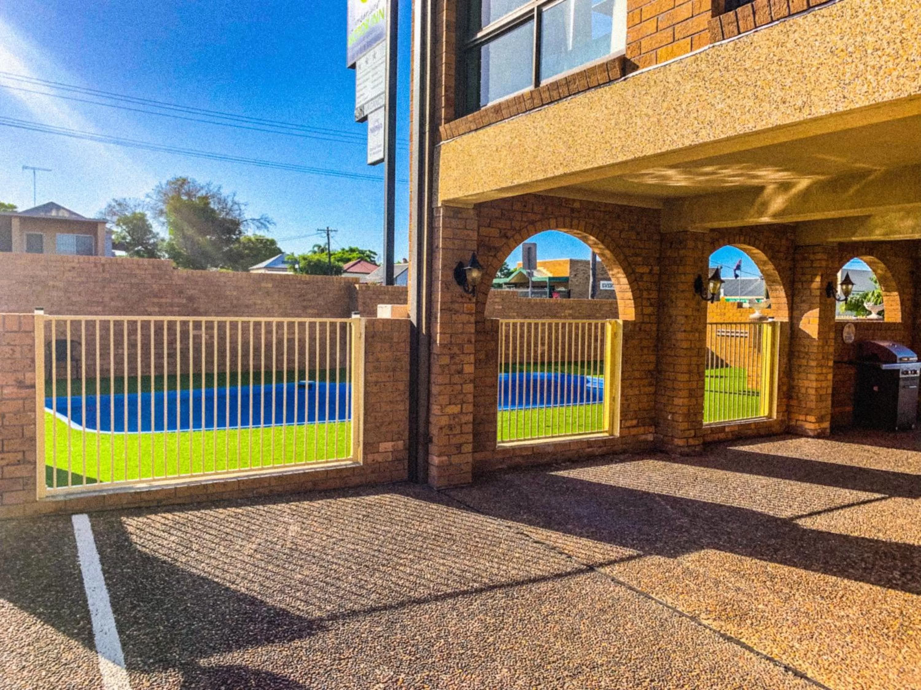 Pool view in Cumberland Motor Inn