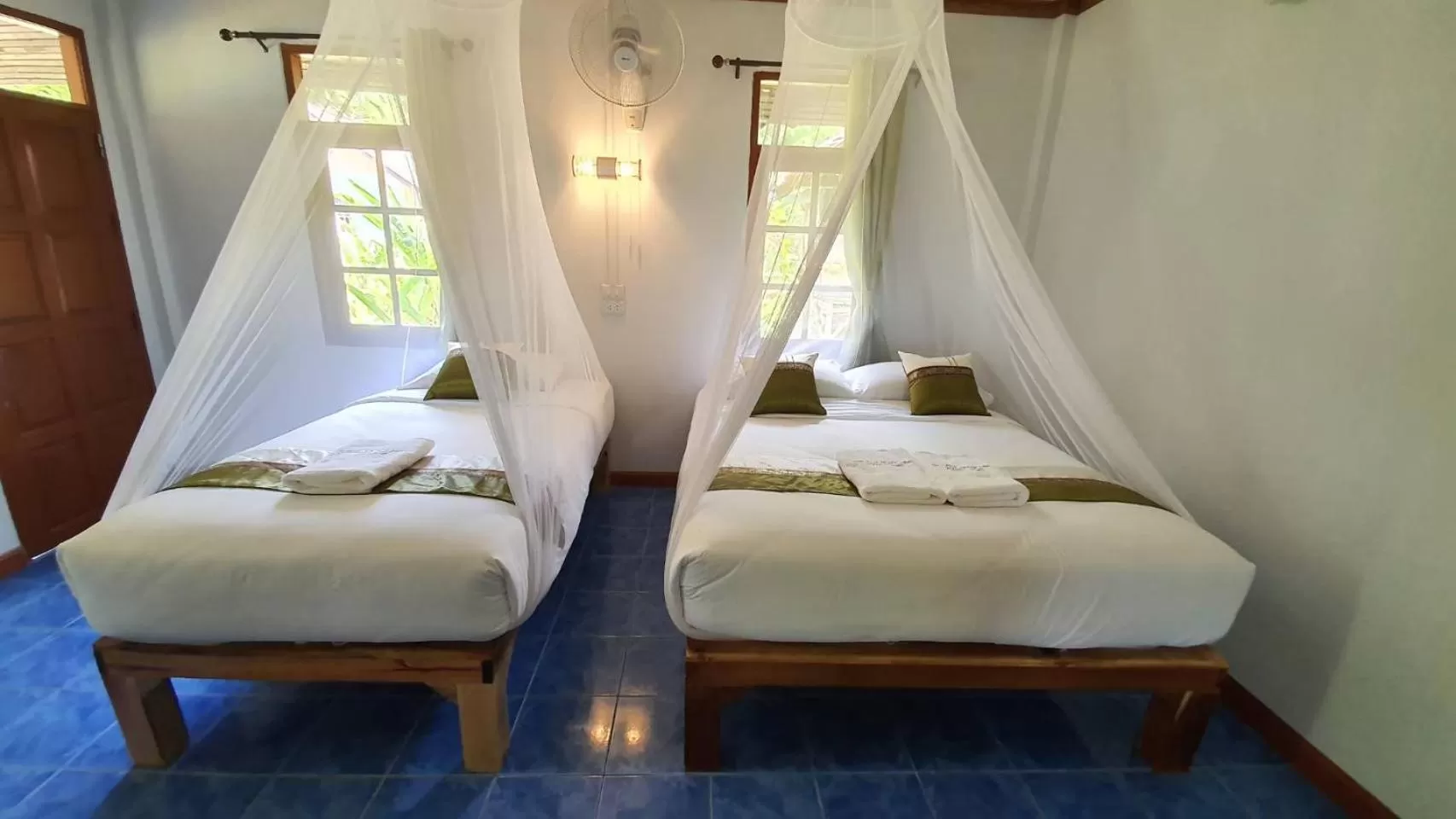 Photo of the whole room, Bed in Tree Tops River Huts