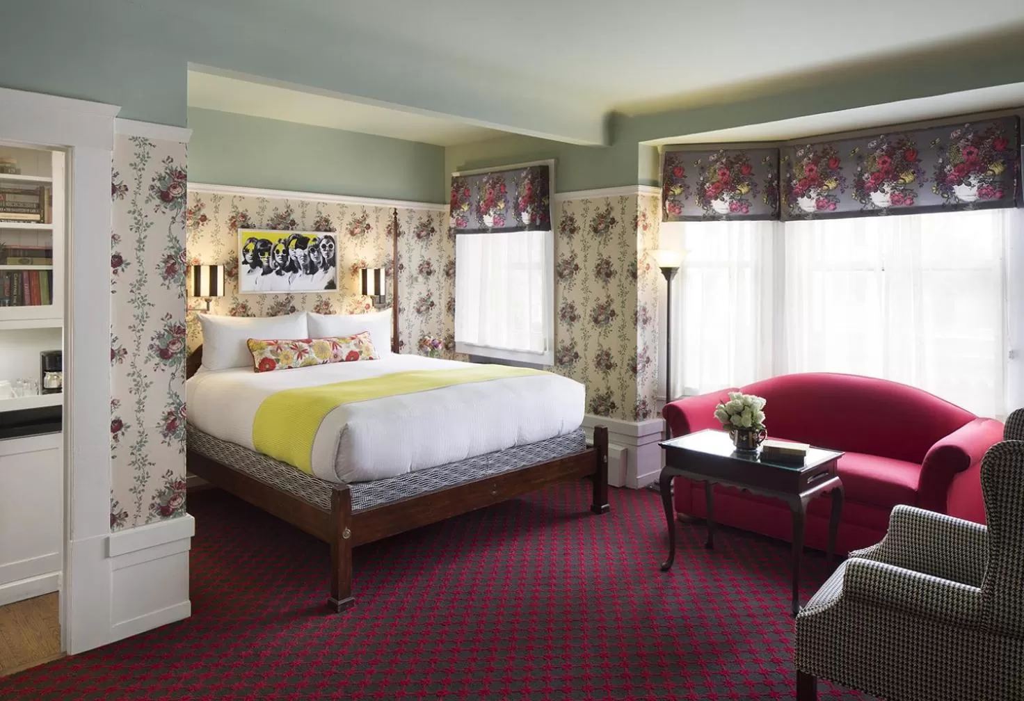 Photo of the whole room, Bed in White Swan Inn