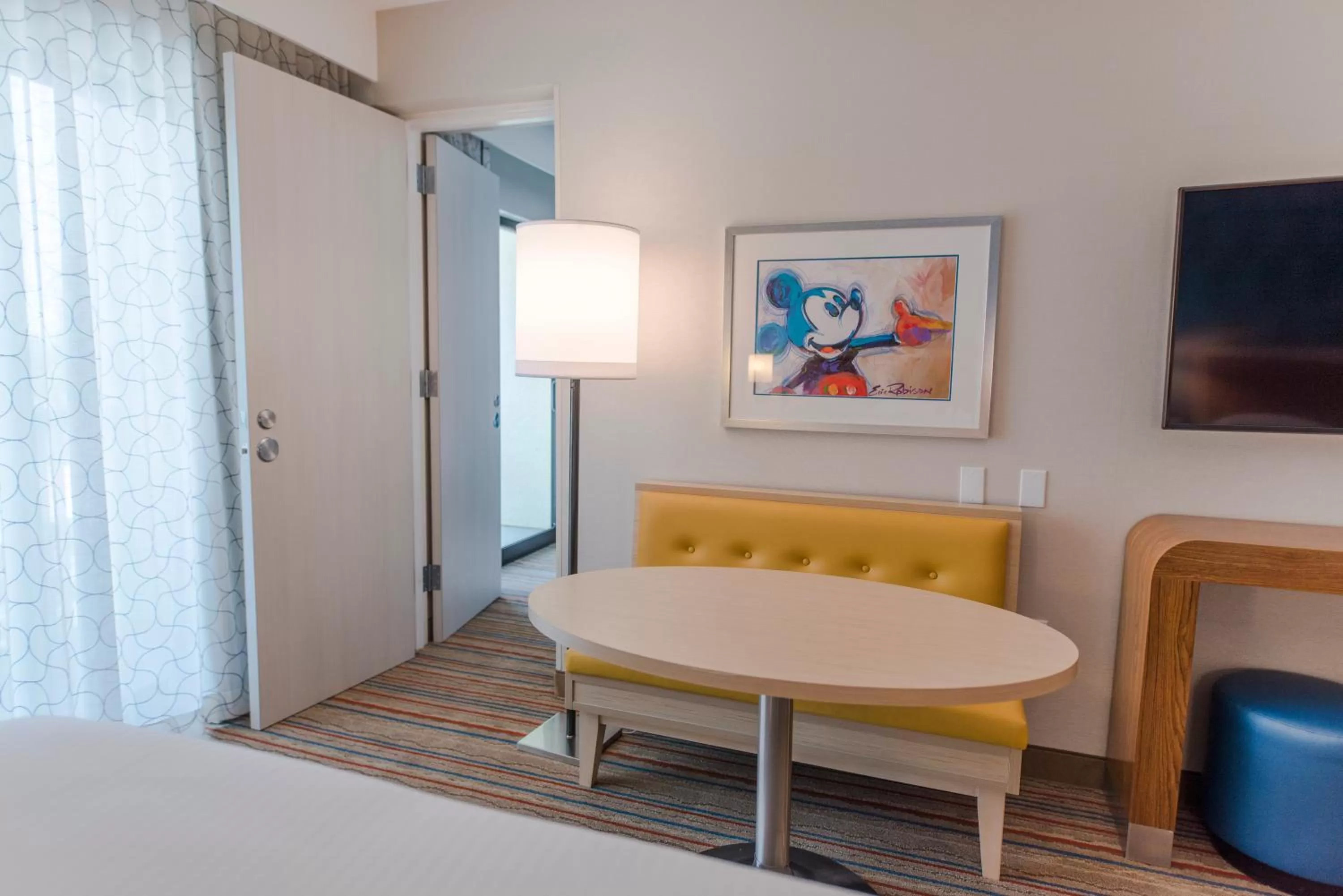 TV and multimedia, Bed in Howard Johnson by Wyndham Anaheim Hotel & Water Playground