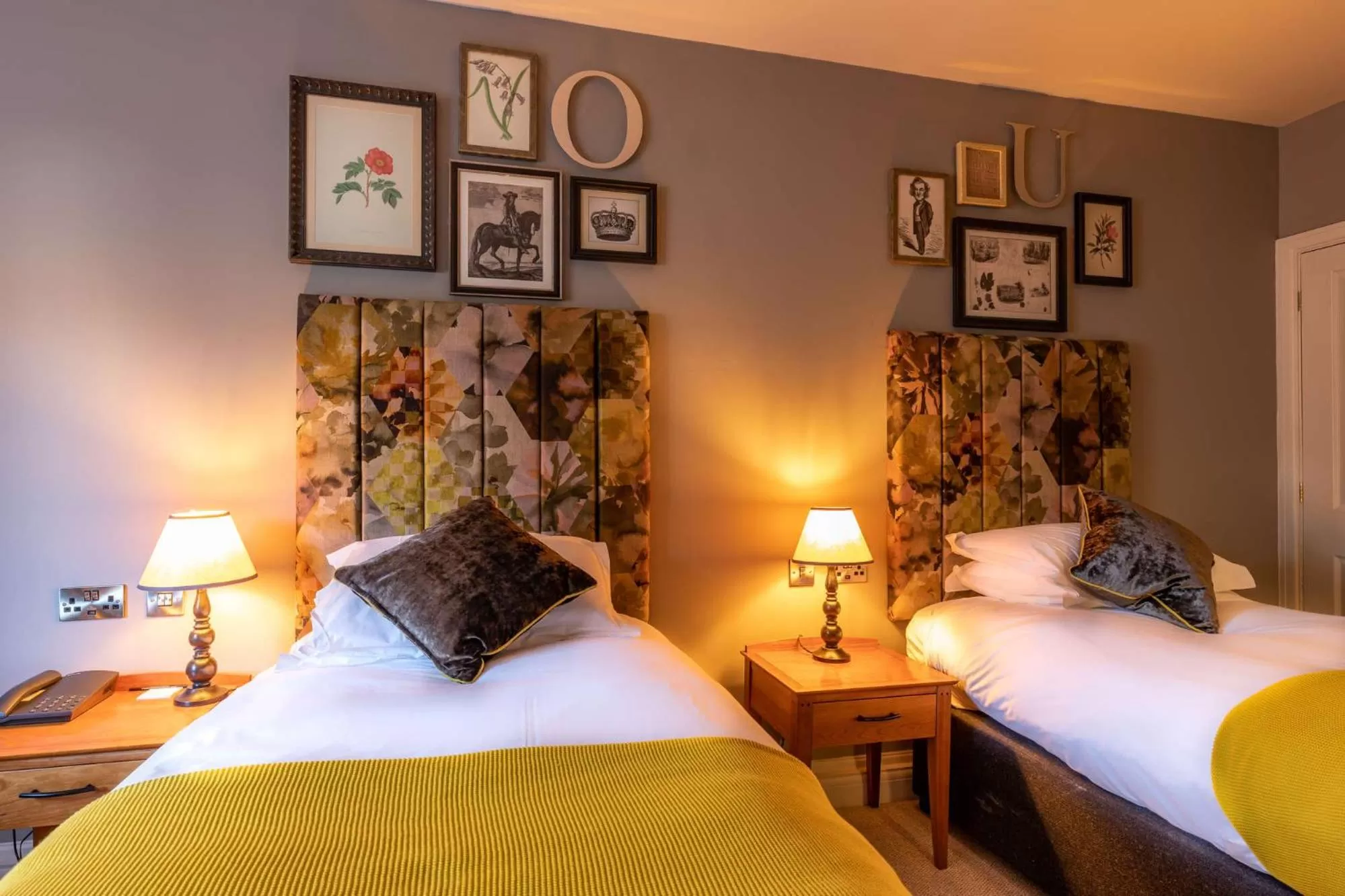 Bedroom, Bed in Crown Hotel