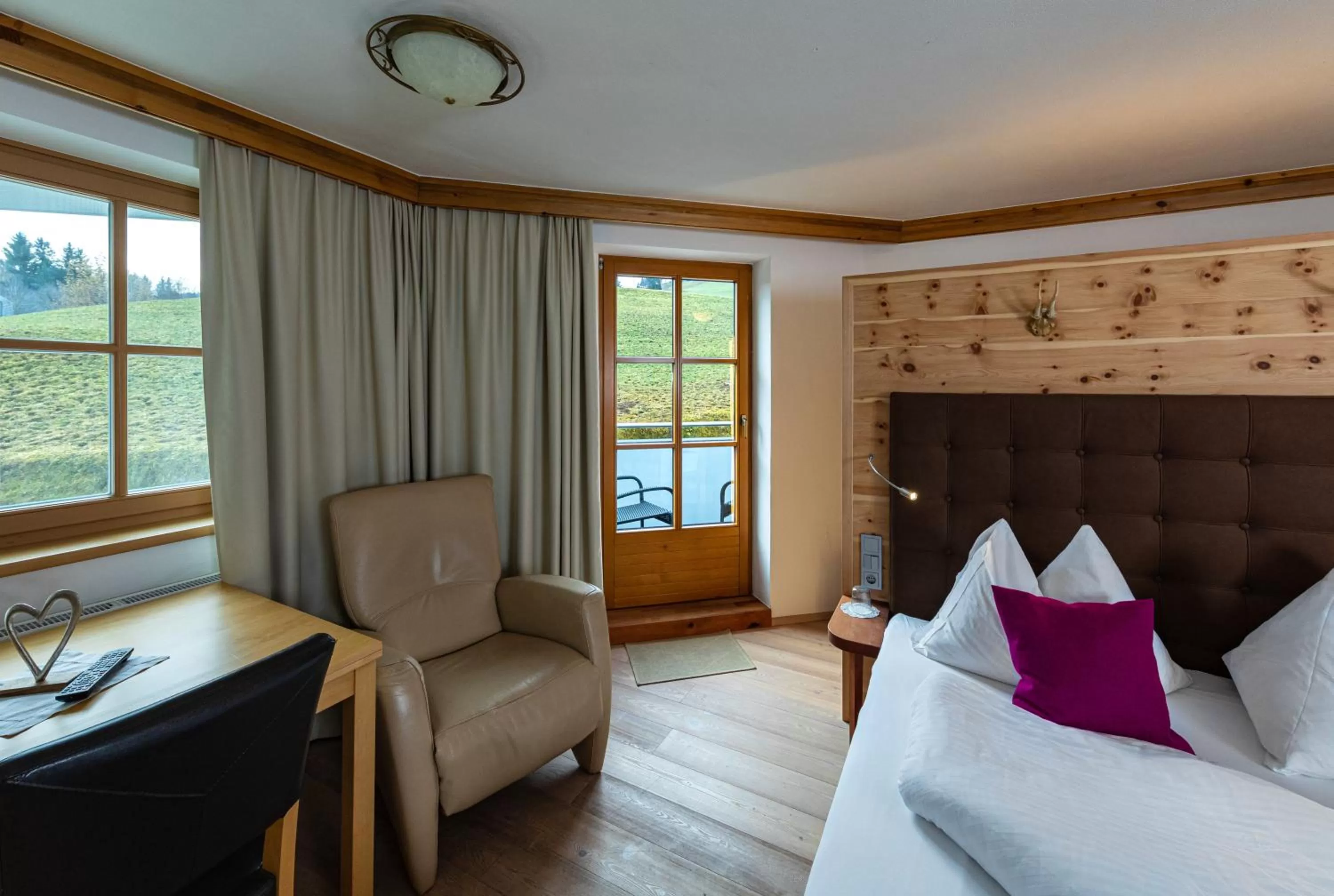 Living room, Bed in Hotel und Alpen Apartments mit Sauna - Bürglhöh