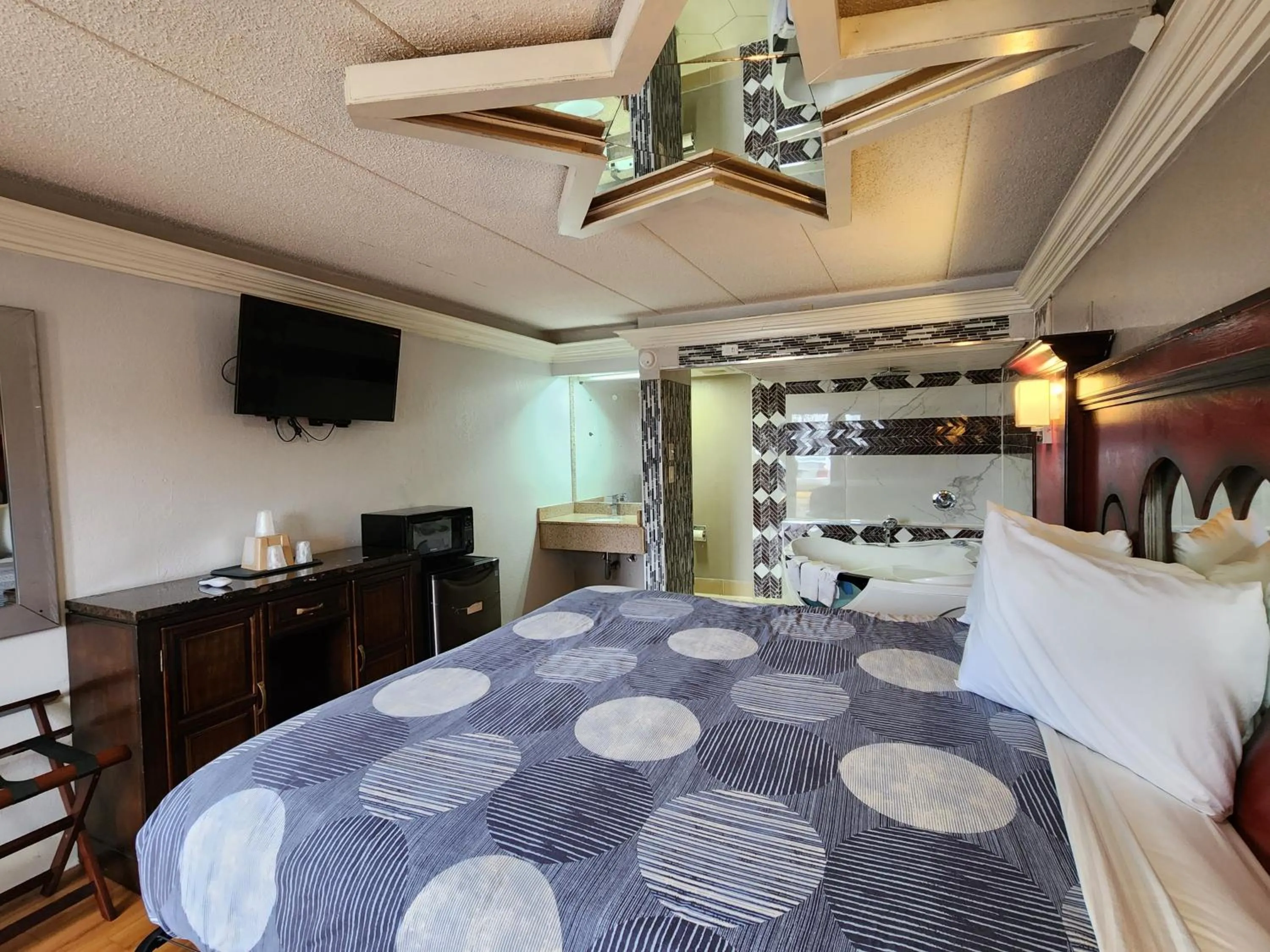 Bed in Americas Best Value Inn and Suites Little Rock