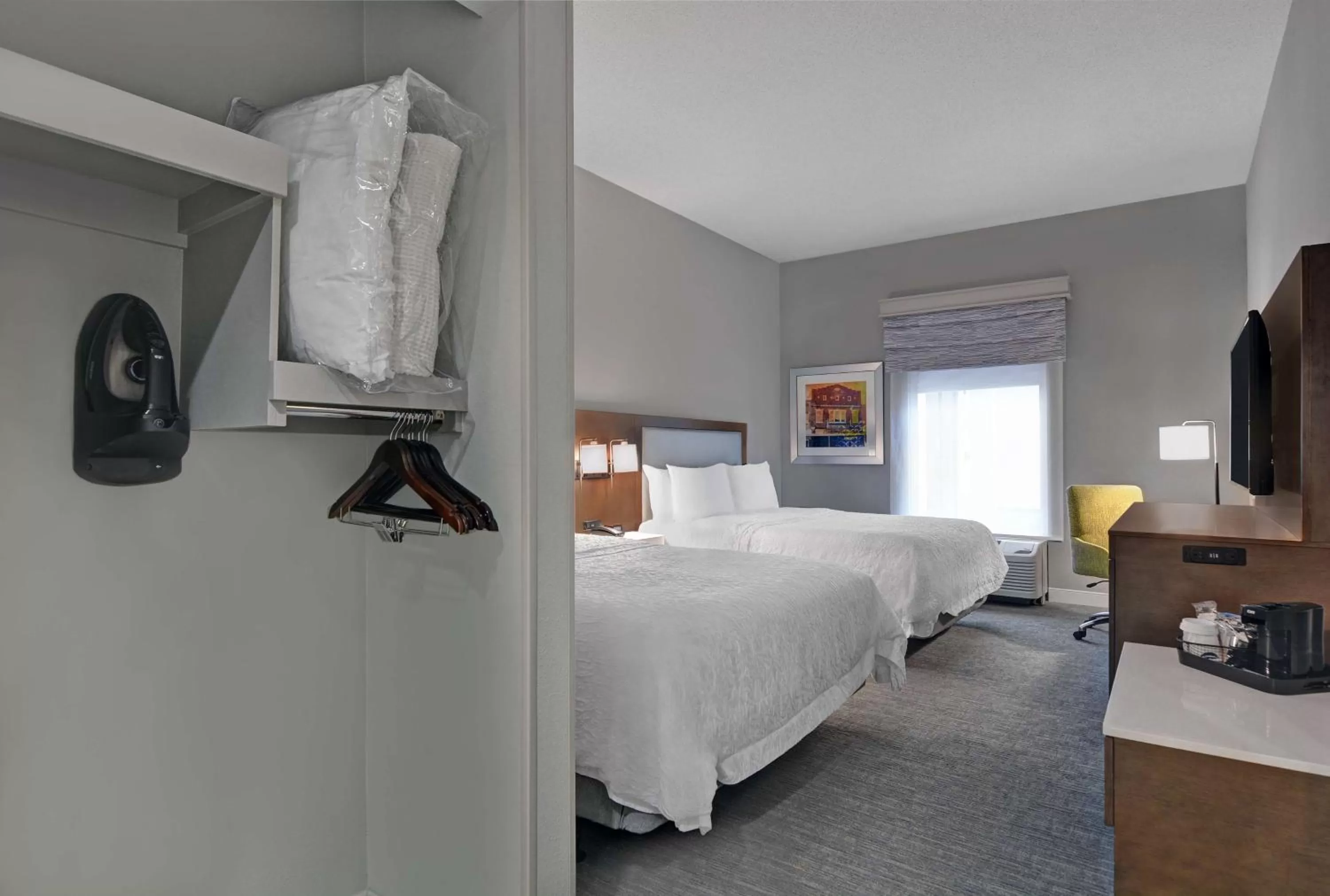 Bed in Hampton Inn Gallatin