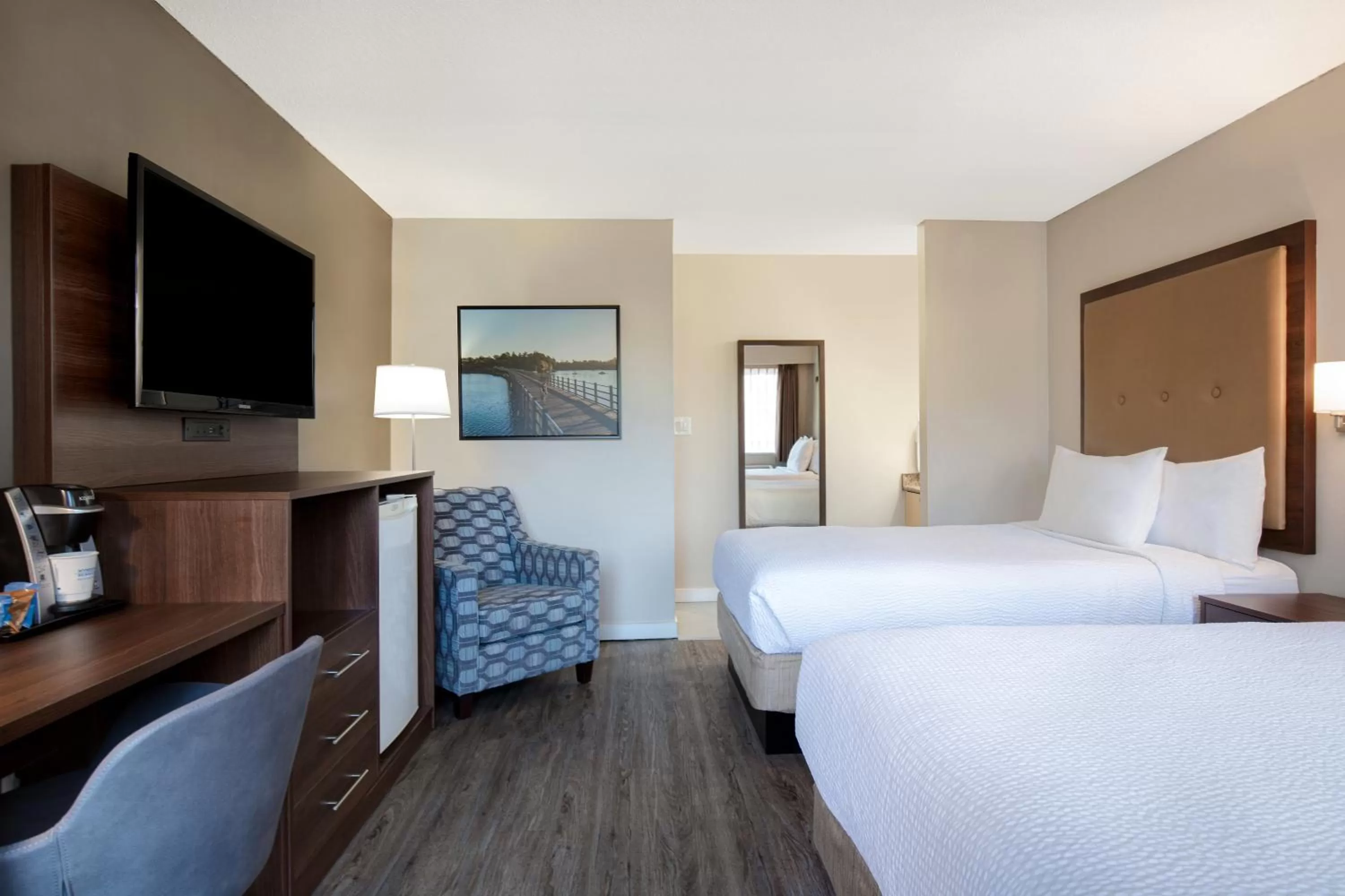 Photo of the whole room, Bed in Days Inn by Wyndham Victoria Uptown