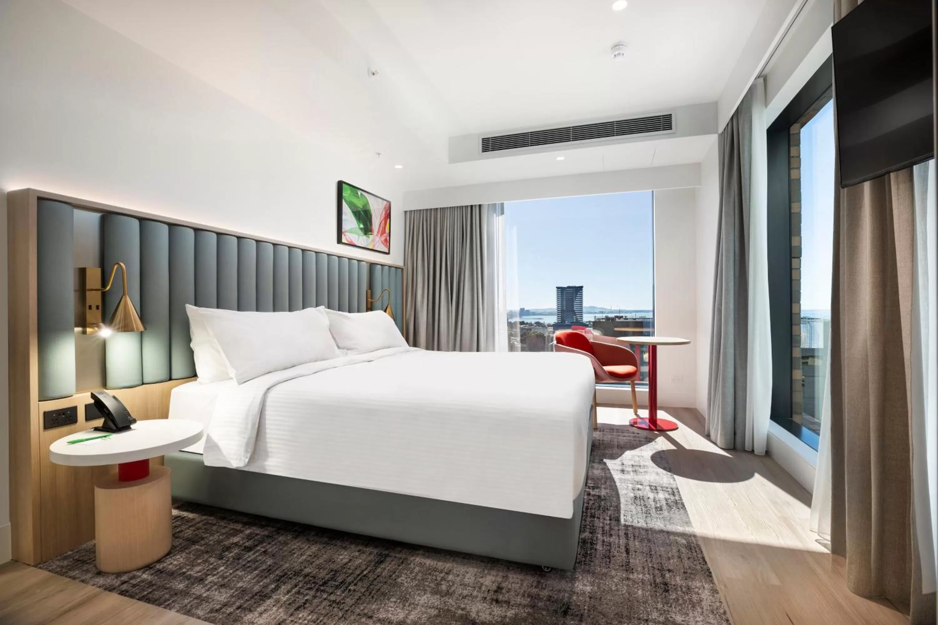 Photo of the whole room, Bed in Holiday Inn & Suites Geelong by IHG