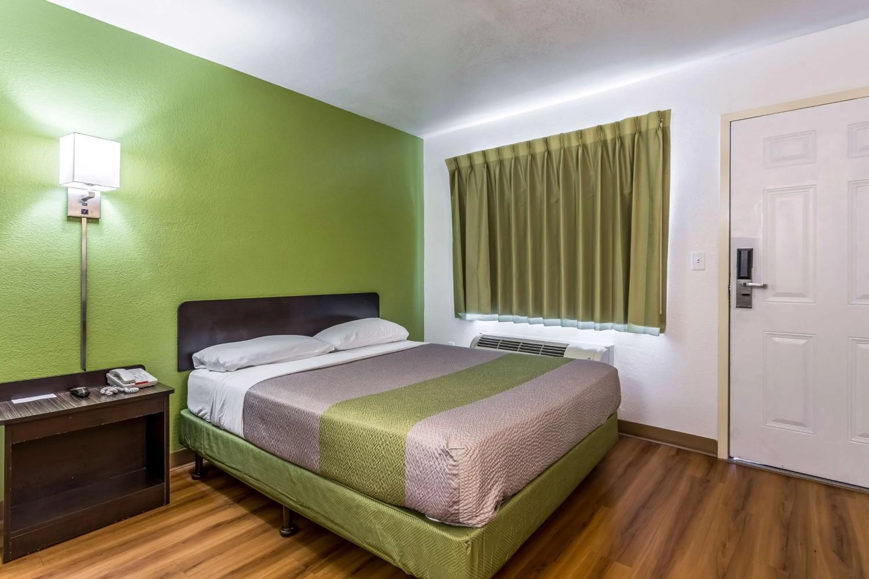 TV and multimedia, Bed in Motel 6-El Paso, TX - East