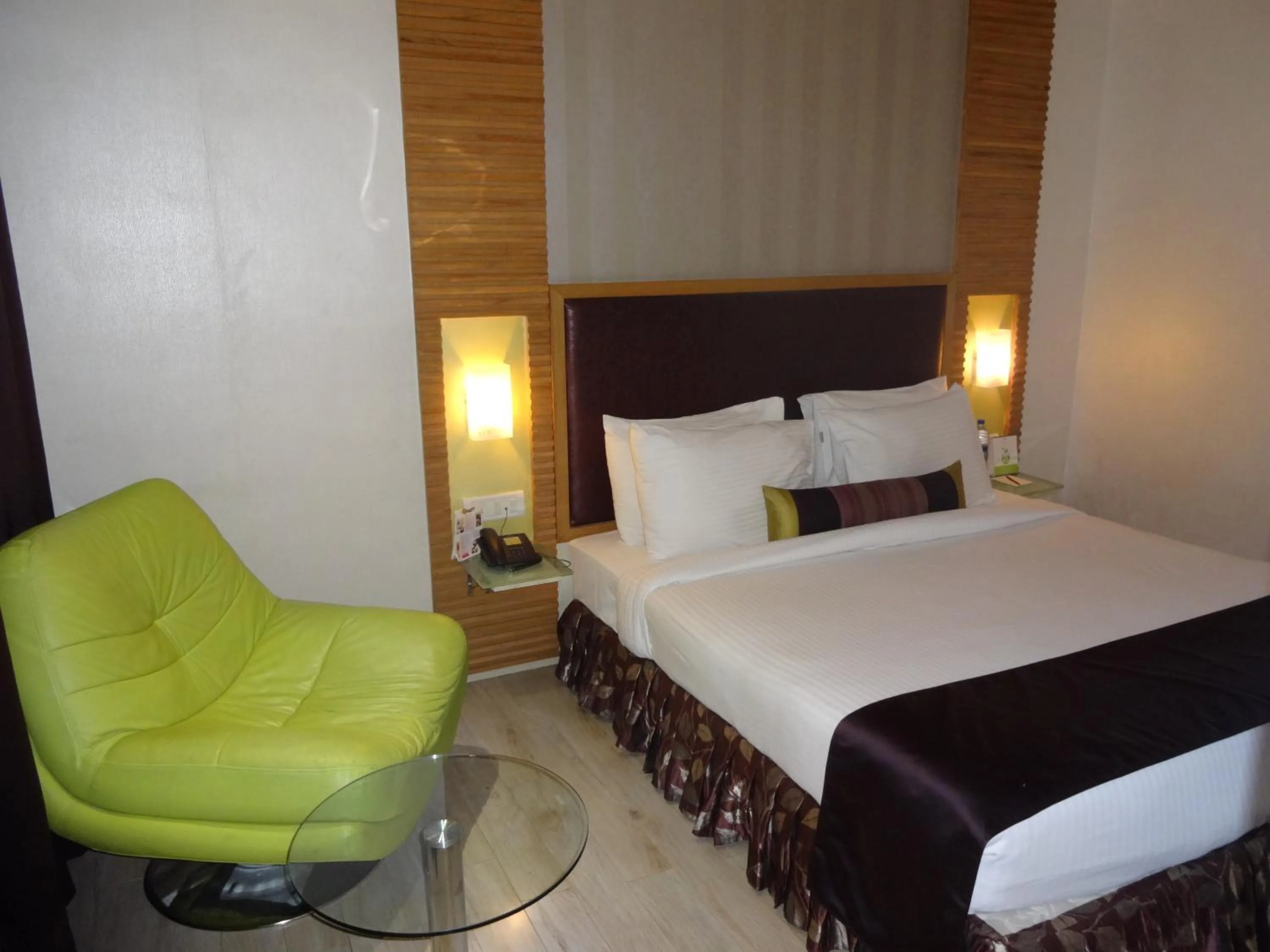 Bedroom, Bed in The Purple Leaf Hotels