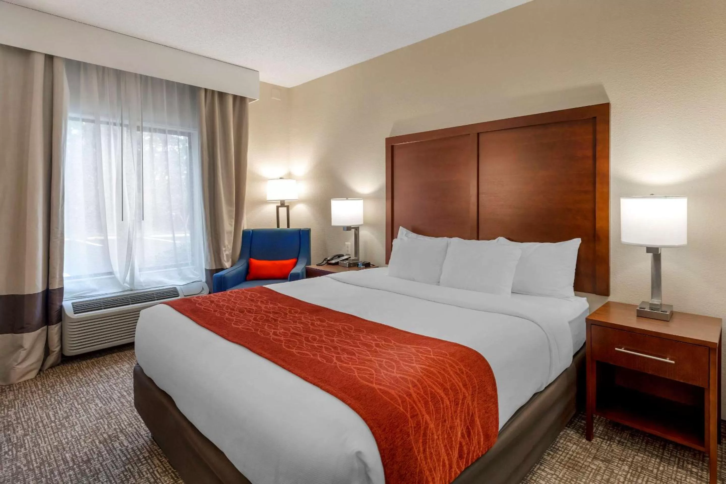 Photo of the whole room, Bed in comfort & inn Suites