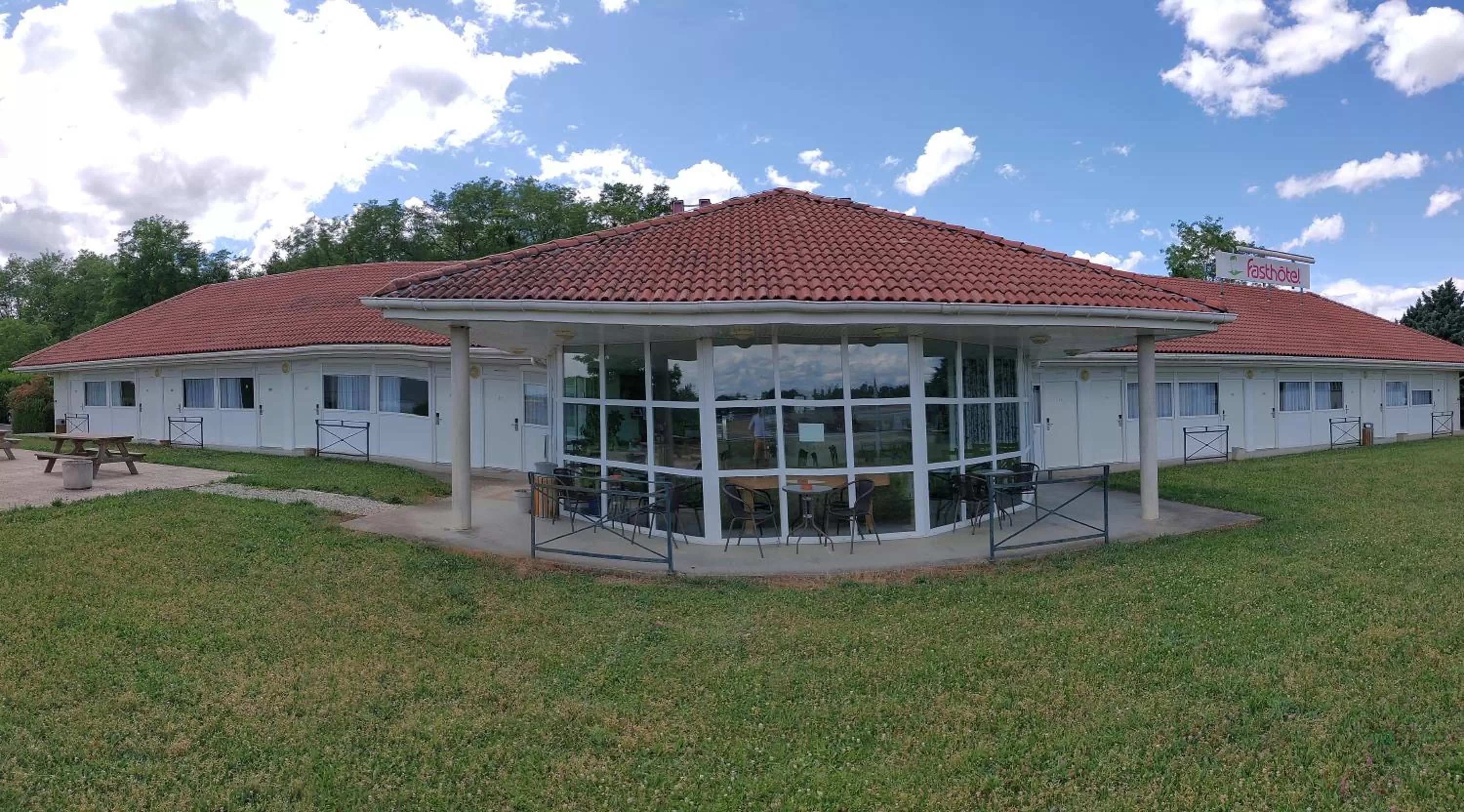 Property building in Fasthotel Well Inn Mâcon sud - un hôtel FH Confort