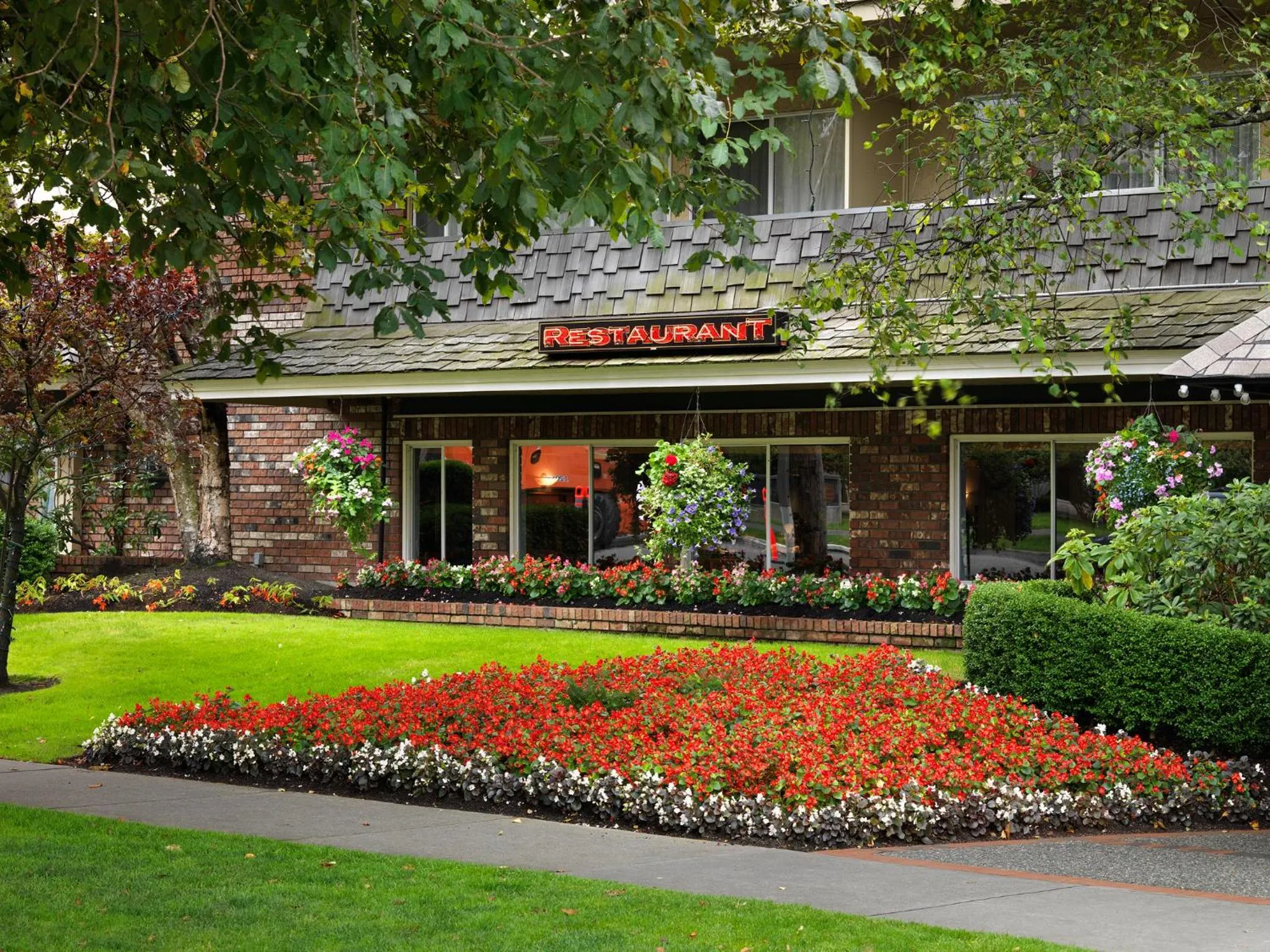 Restaurant/places to eat in Royal Scot Hotel & Suites