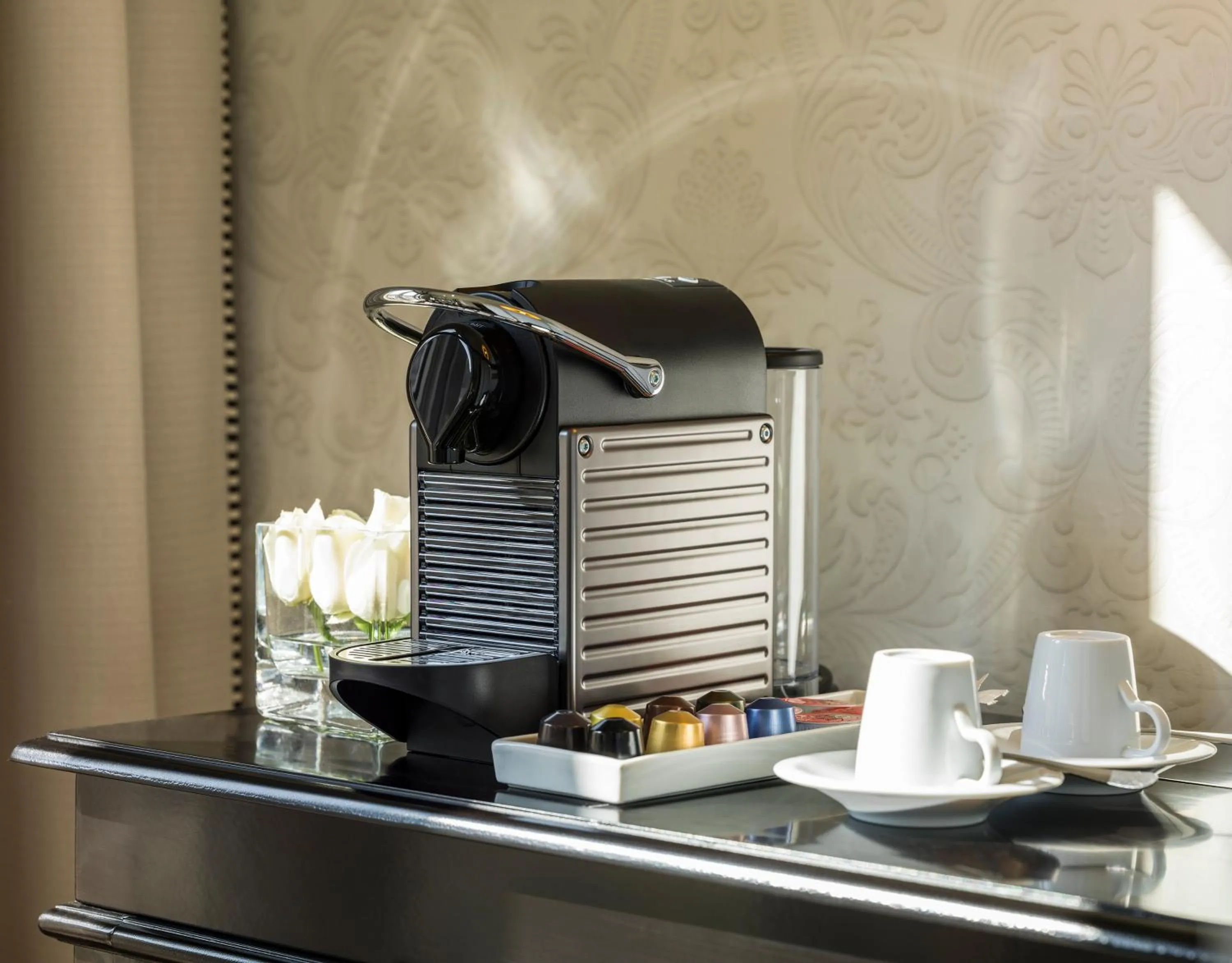 Coffee/tea facilities in Boutique Hotel H10 Villa de la Reina