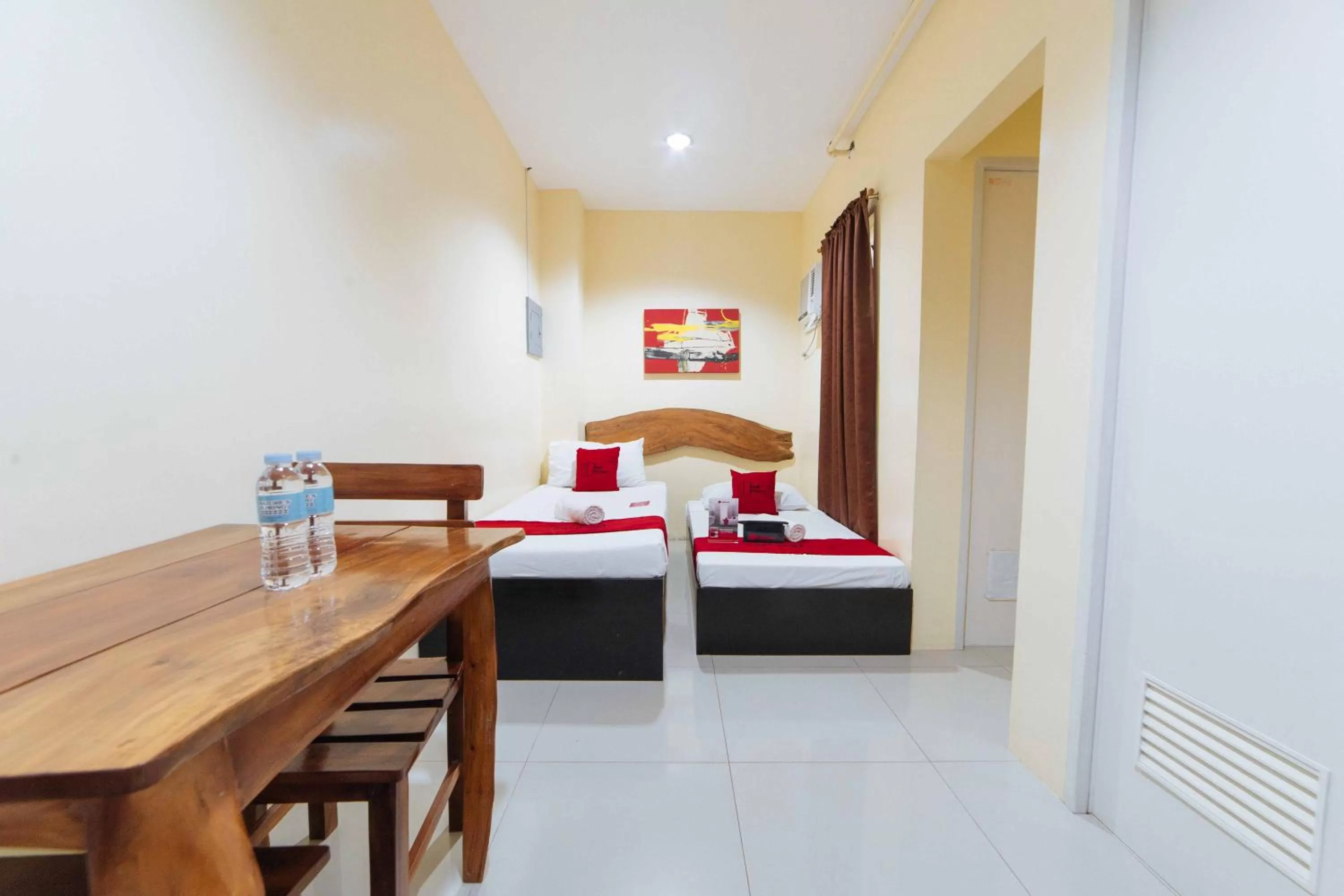 Photo of the whole room, Bed in RedDoorz near New Government Center