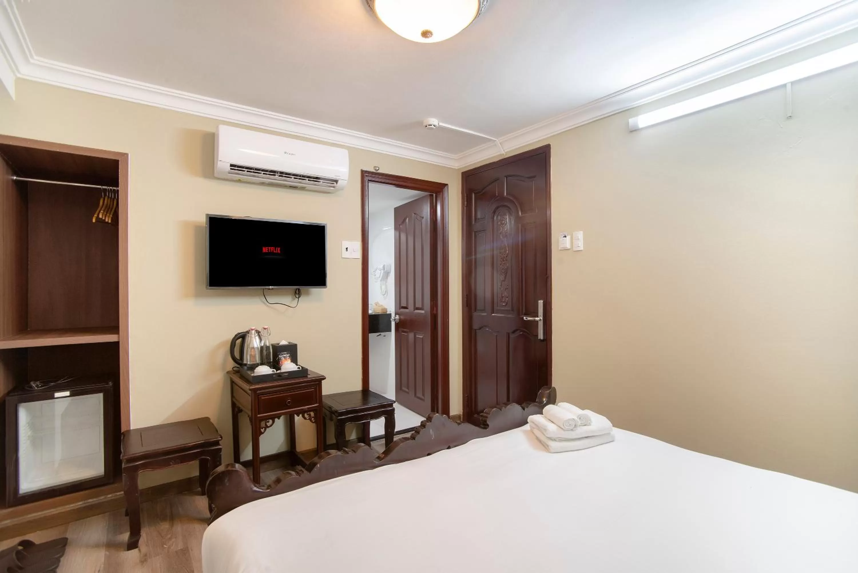 TV and multimedia, Bed in SAZI BEN THANH Hotel HCM