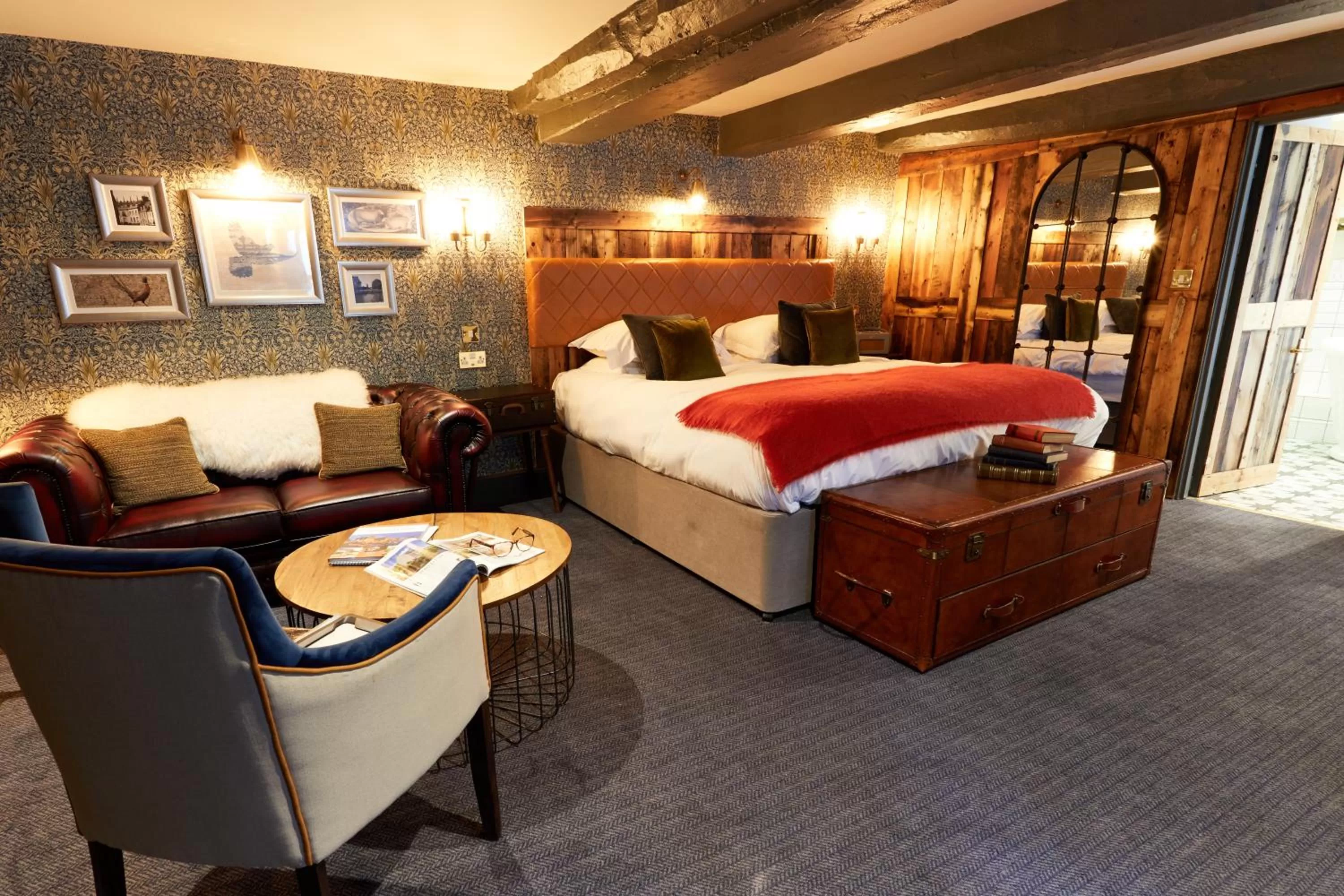 Photo of the whole room, Bed in The Fleece at Cirencester