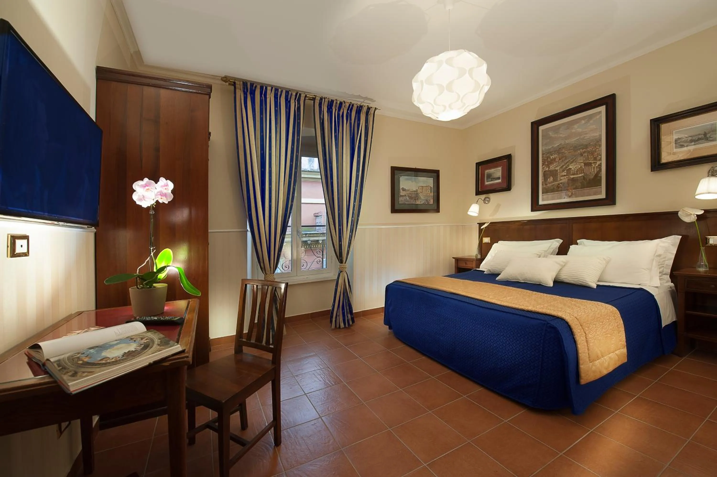 Photo of the whole room, Bed in Budget Rooms Des Arts