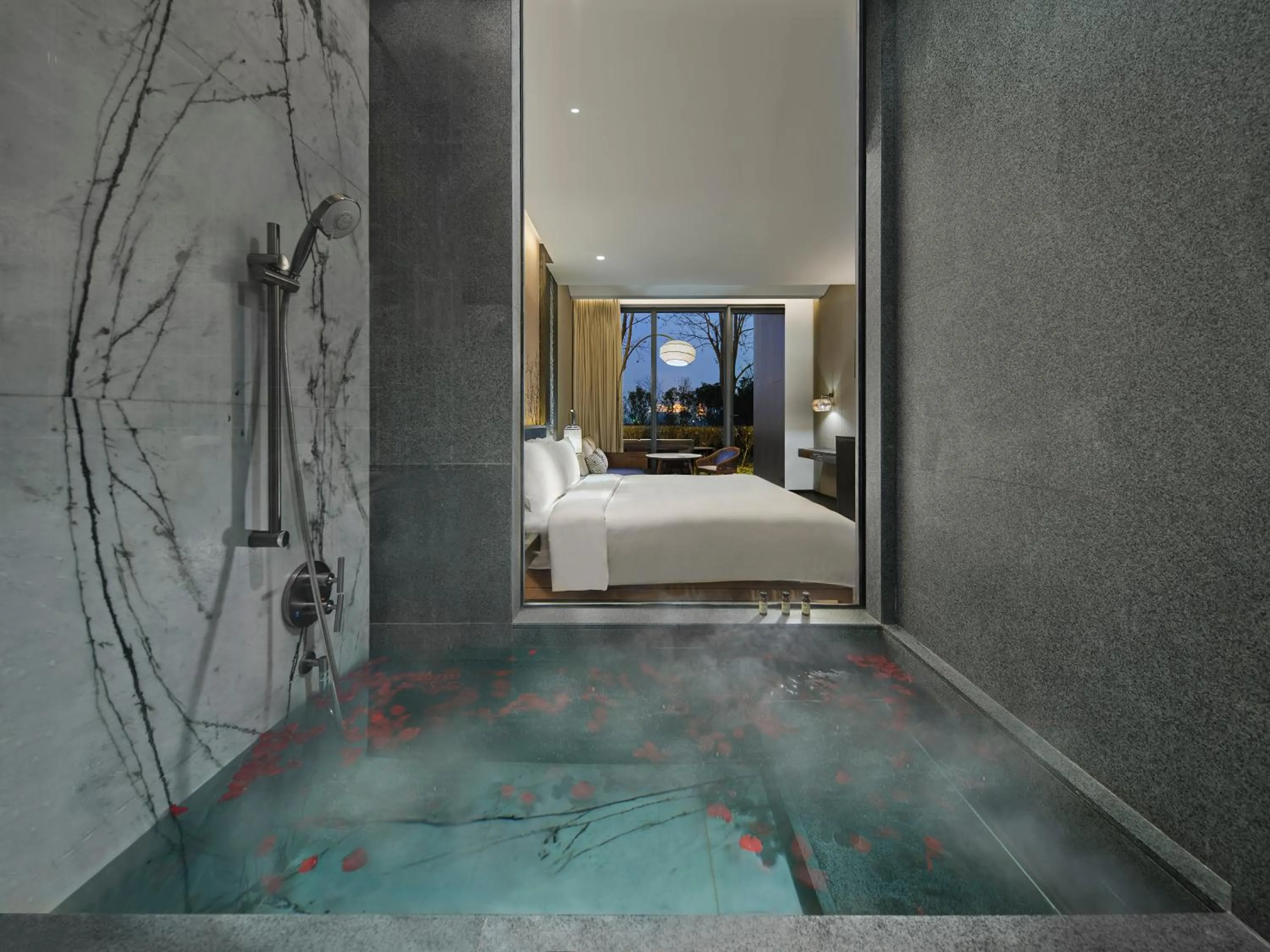 Bath, Bed in Pullman Kaifeng Jianye