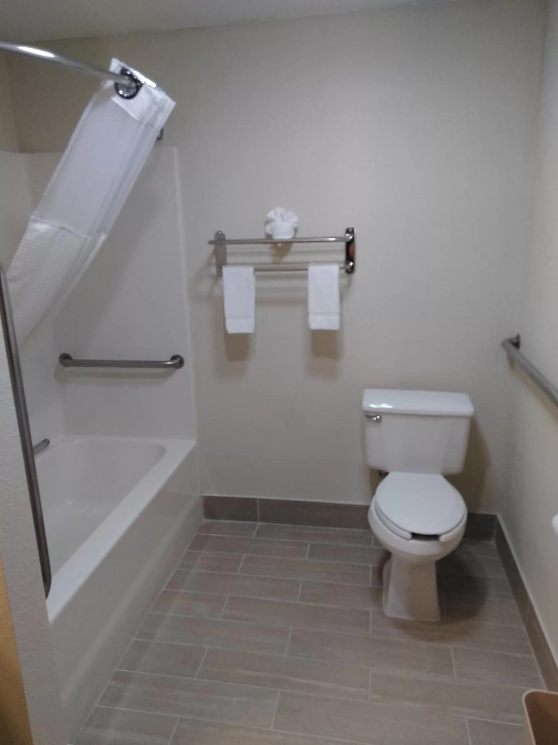 Bathroom in Quality Inn & Suites Mount Vernon