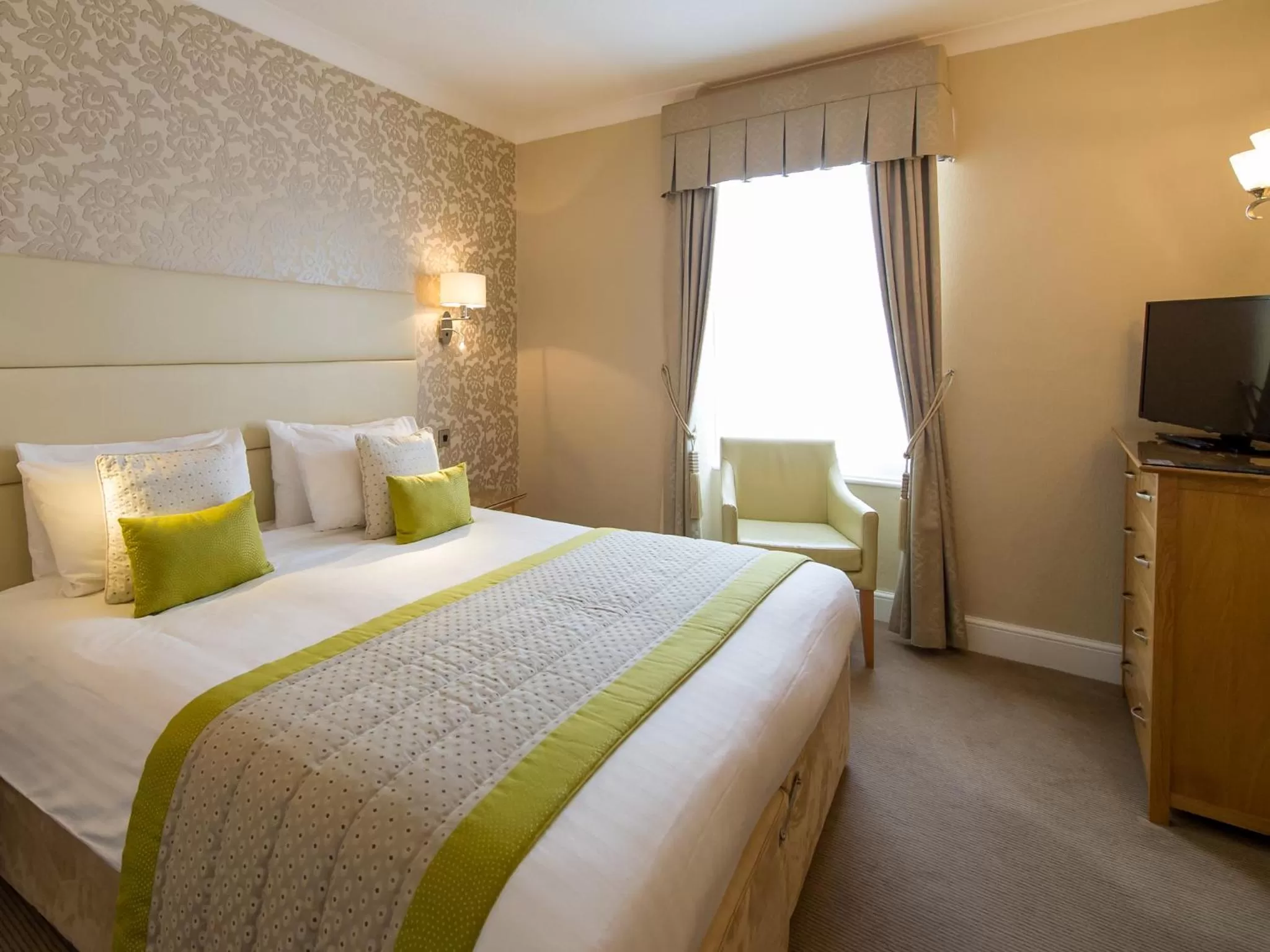 Bathroom, Bed in The Royal & Fortescue Hotel