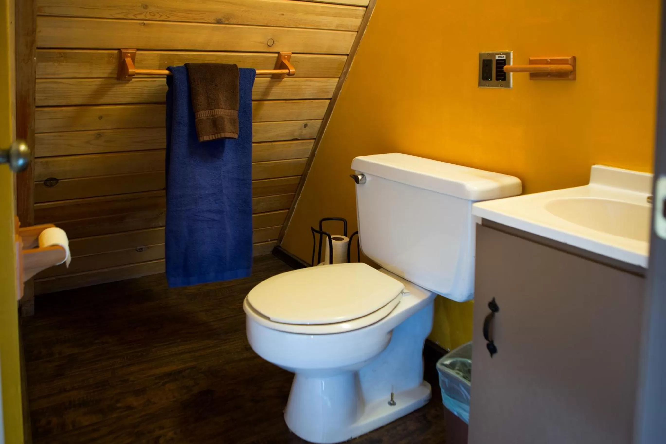 Hicksville Pines Chalets & Motel