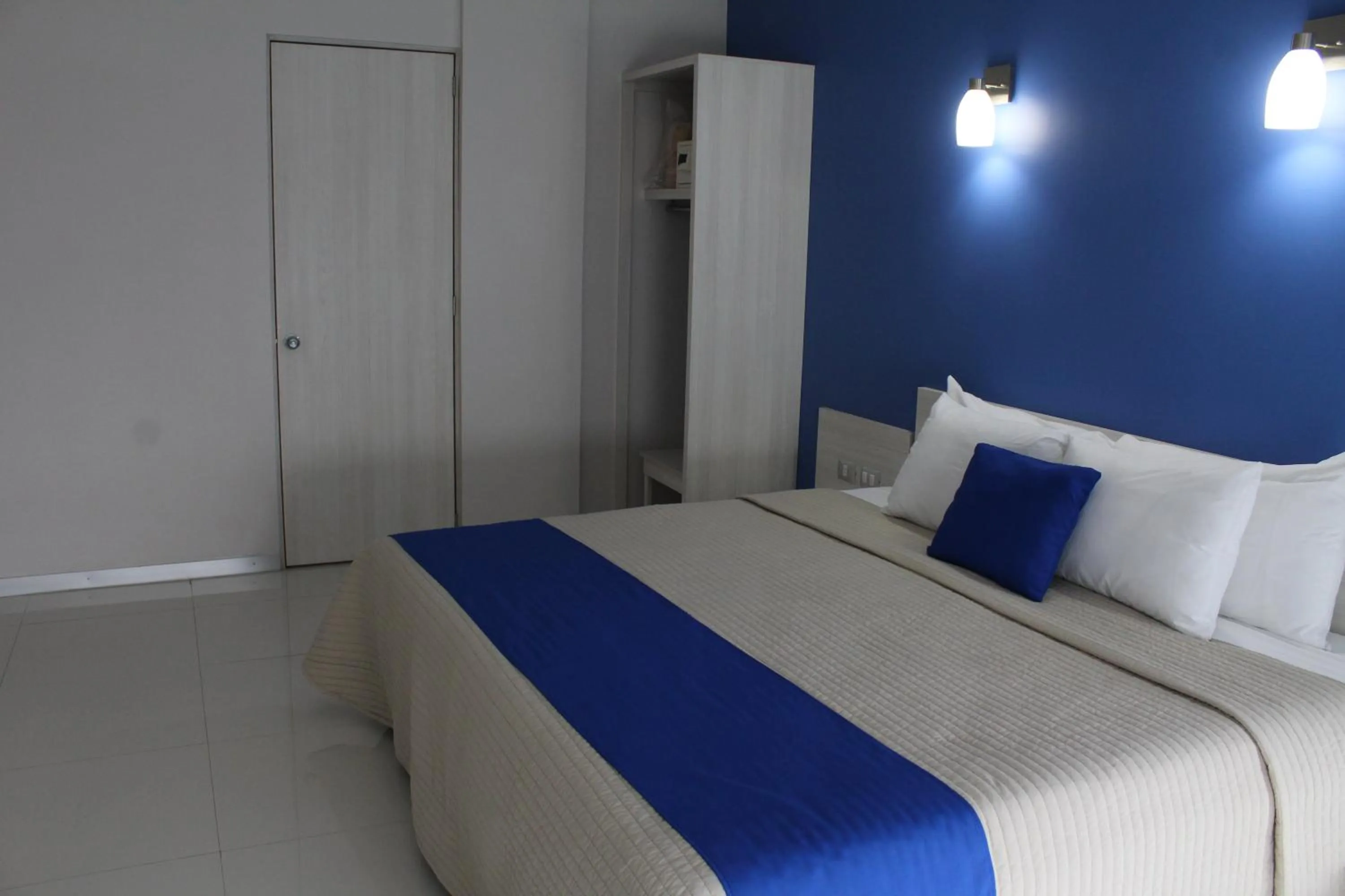 Photo of the whole room, Bed in SC HOTEL