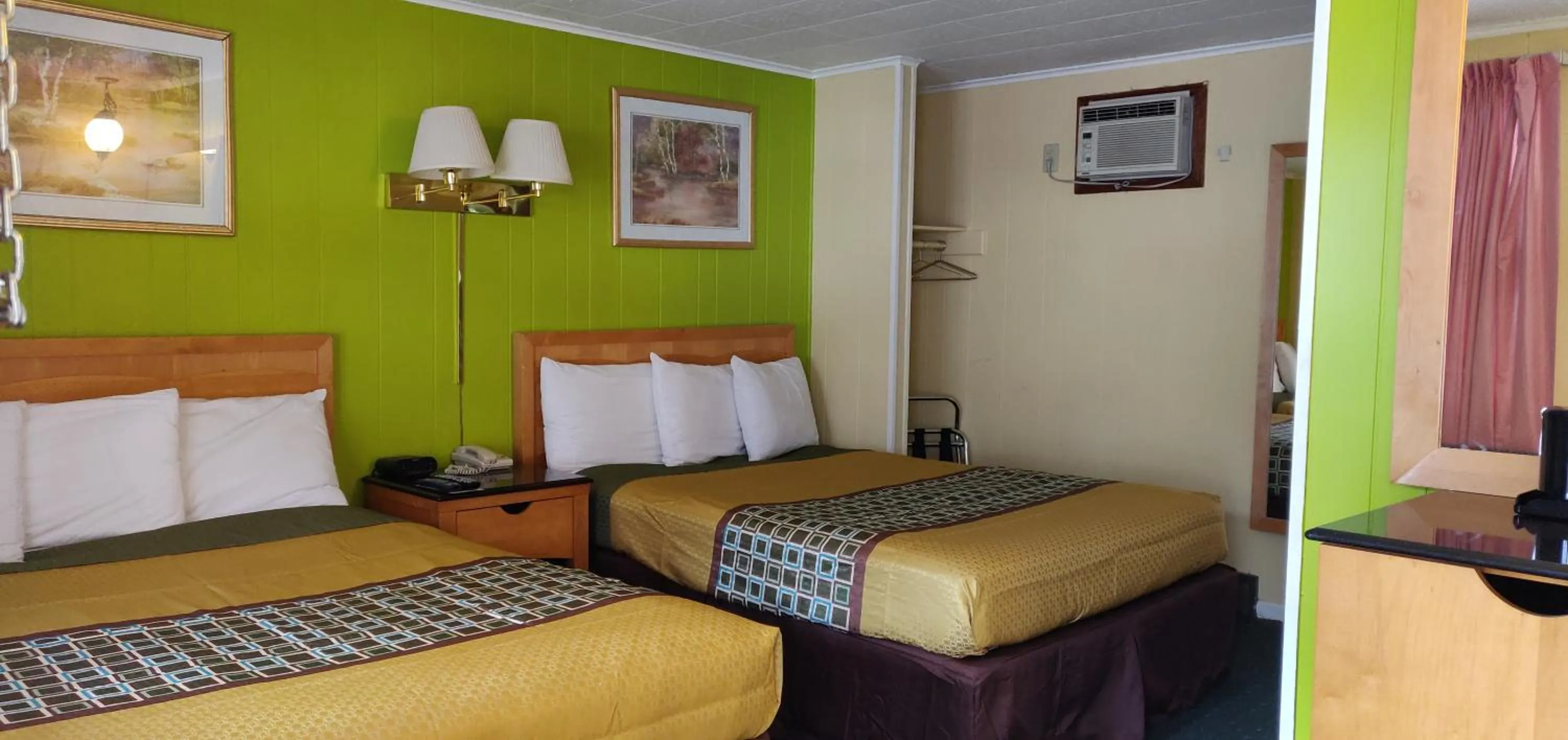 Bed in Pinebrook Motel