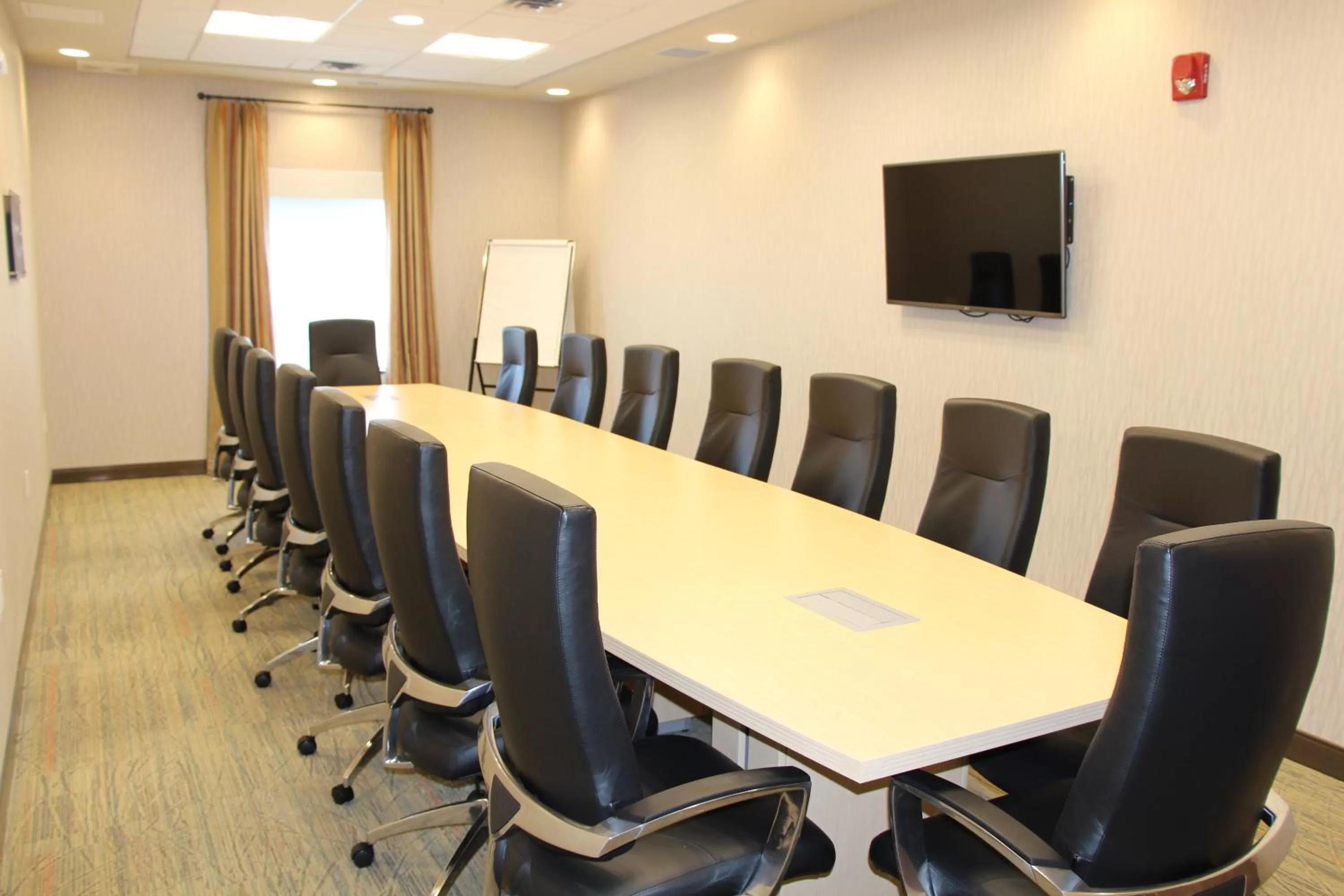 Meeting/conference room in Holiday Inn Express & Suites Cold Lake by IHG