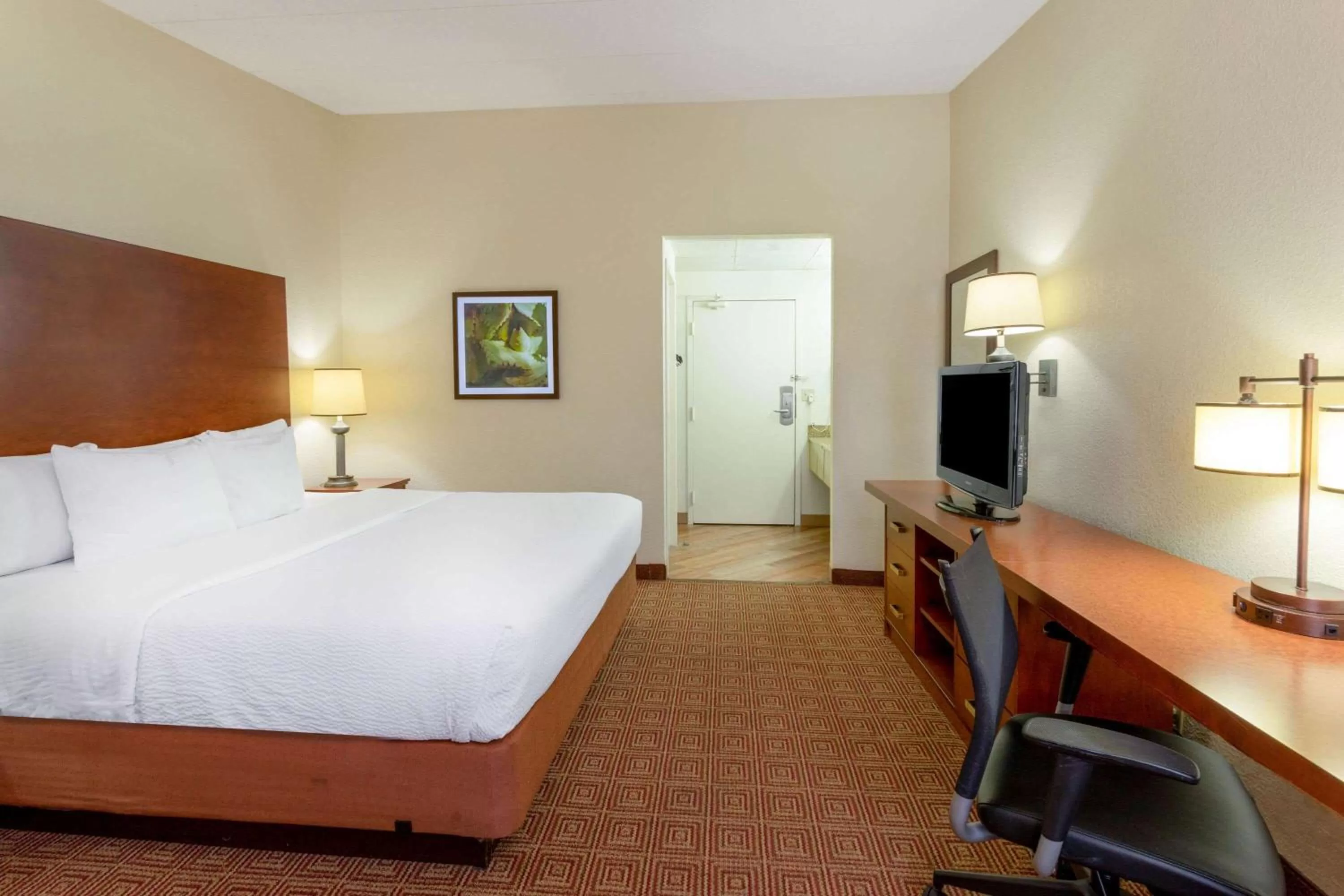 Photo of the whole room, Bed in La Quinta Inn by Wyndham Minneapolis Airport Bloomington