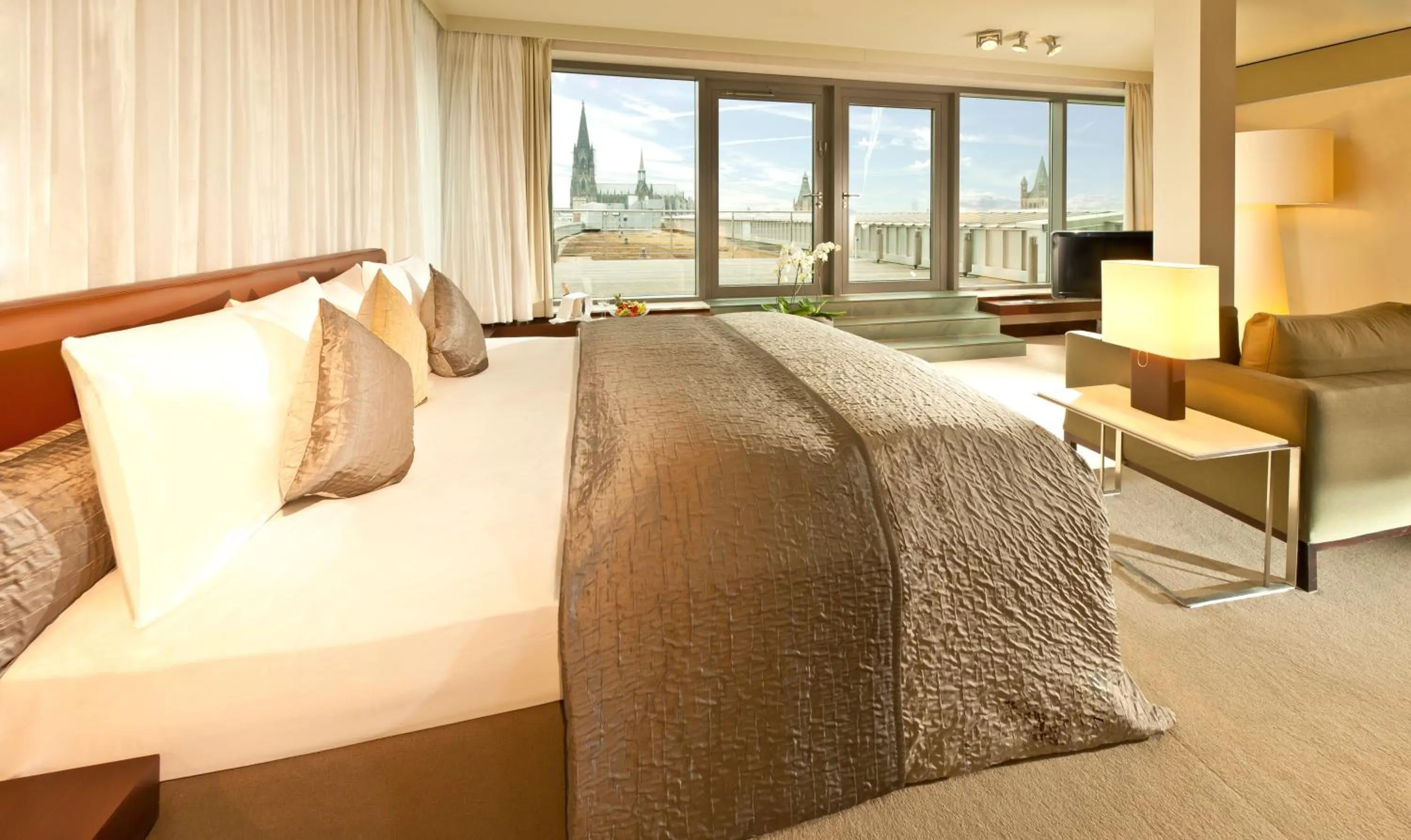 Bed in Dorint Hotel am Heumarkt Köln