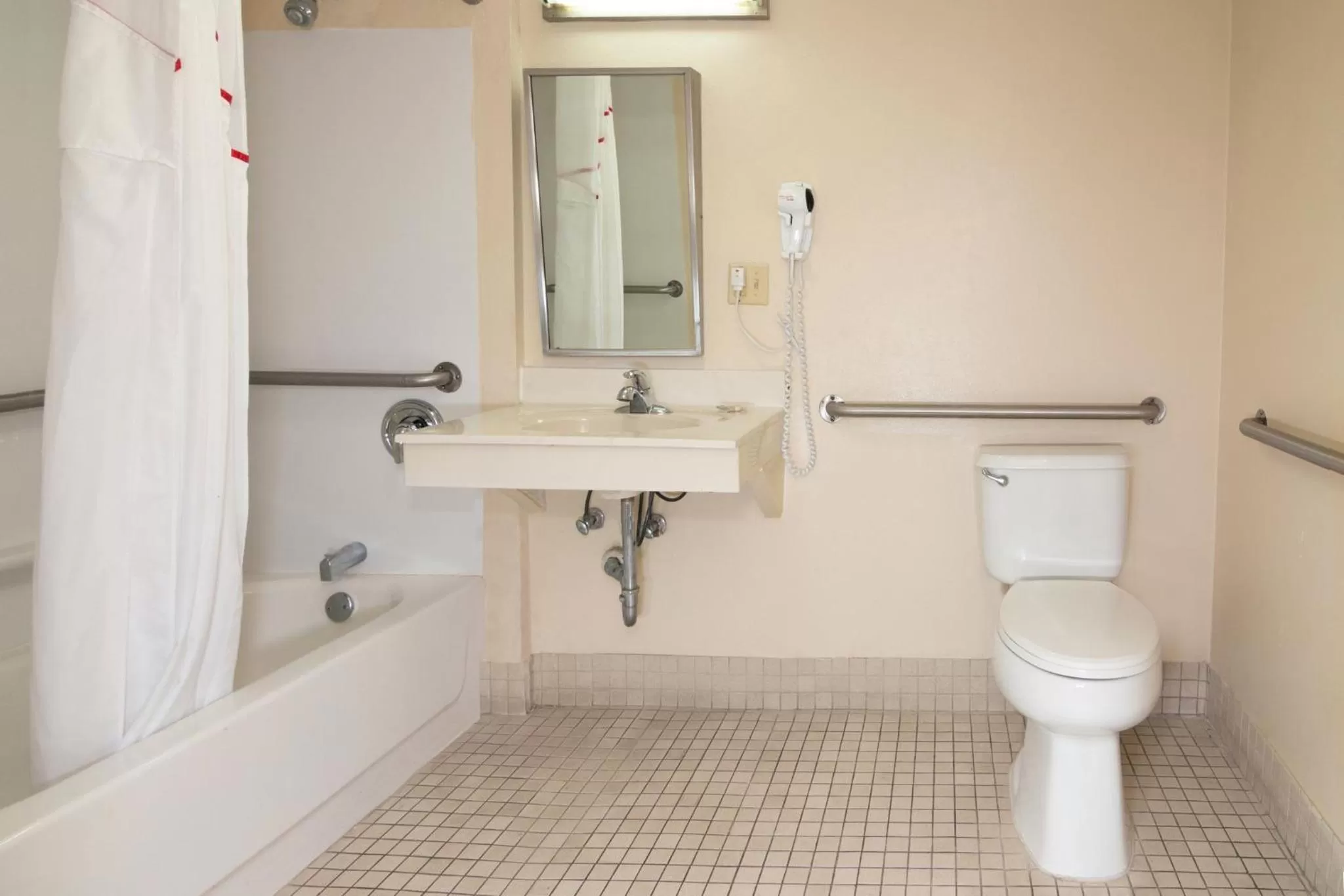 Bathroom in Red Roof PLUS Miami Airport