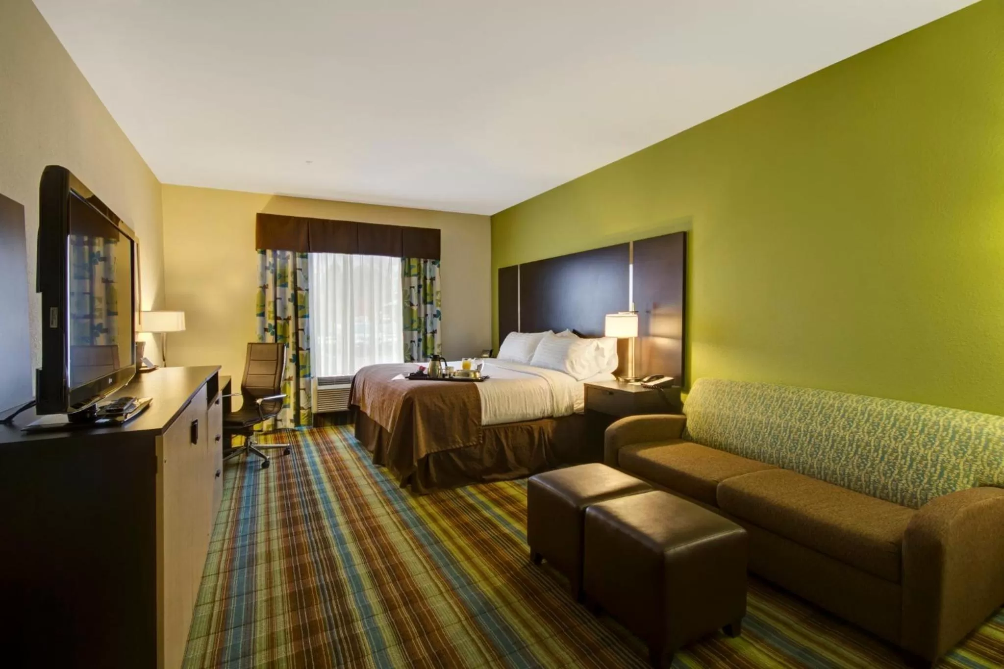 Photo of the whole room, Bed in Holiday Inn Christiansburg Blacksburg by IHG