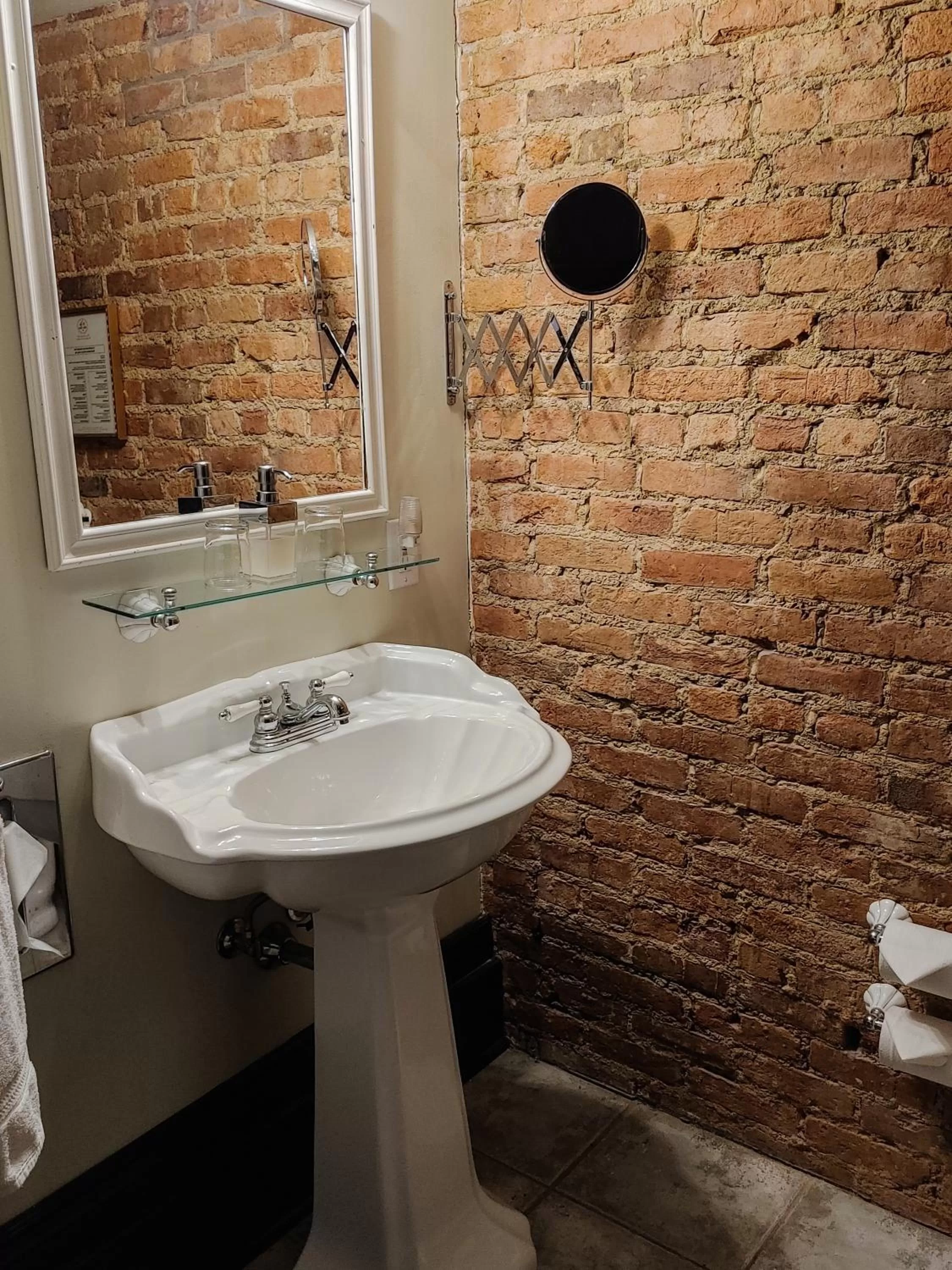 Bathroom in Le Clos Saint-Louis - Par Aneyro