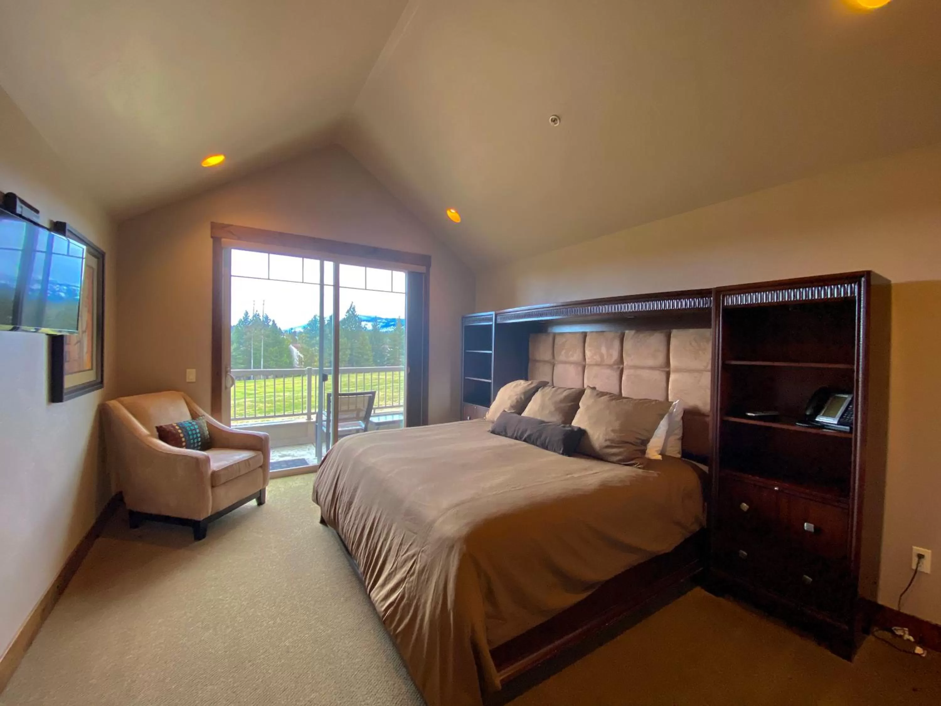 Photo of the whole room, Bed in Meadow Lake Resort & Condos