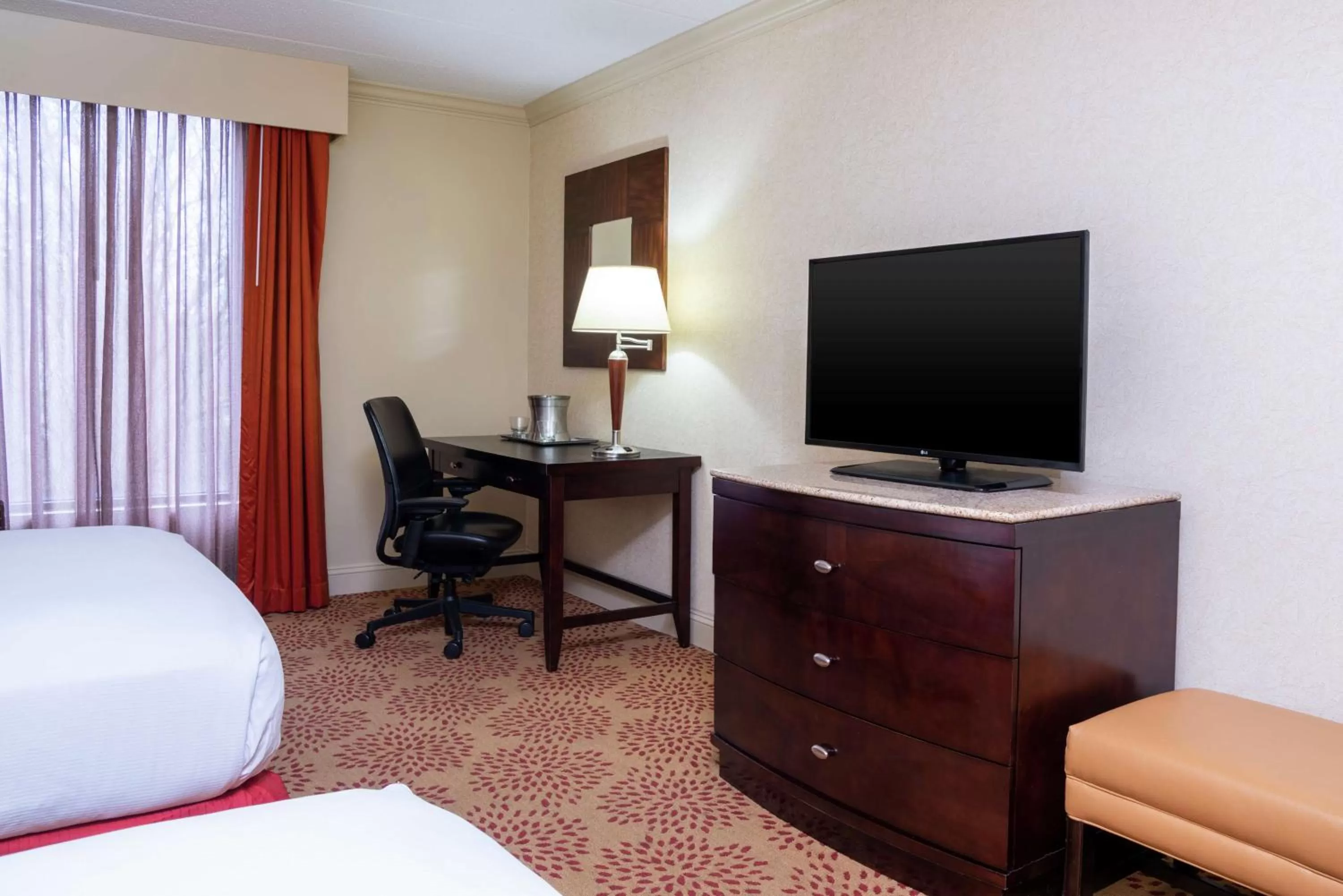 Bedroom, Bed in DoubleTree by Hilton Hotel Grand Rapids Airport