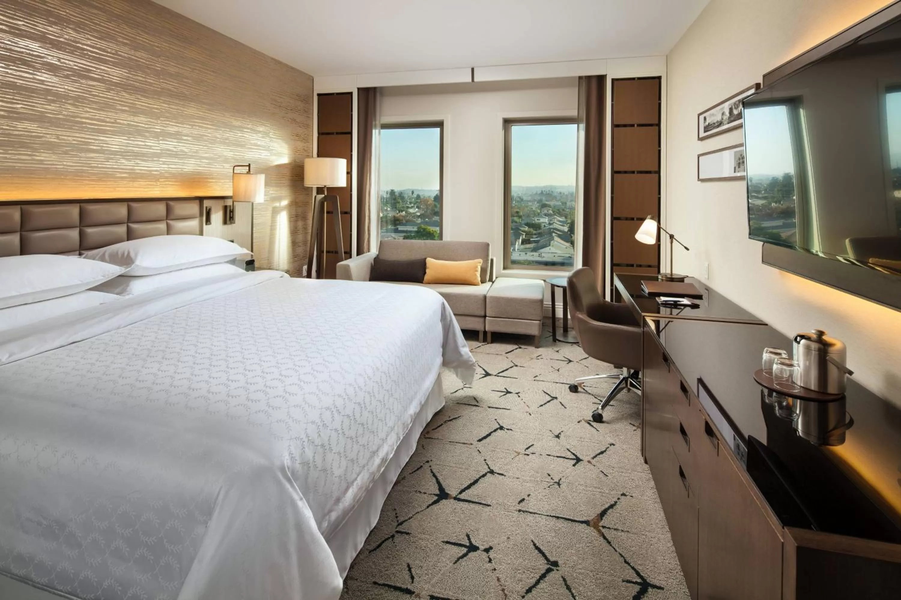 Photo of the whole room, Bed in Sheraton Los Angeles San Gabriel