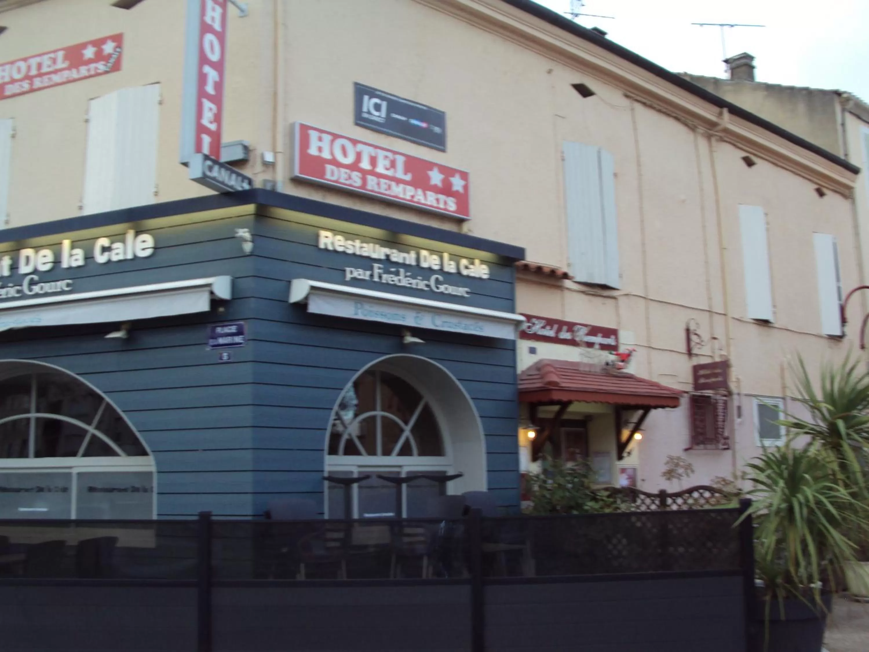 Restaurant/places to eat, Property Building in Hotel des Remparts