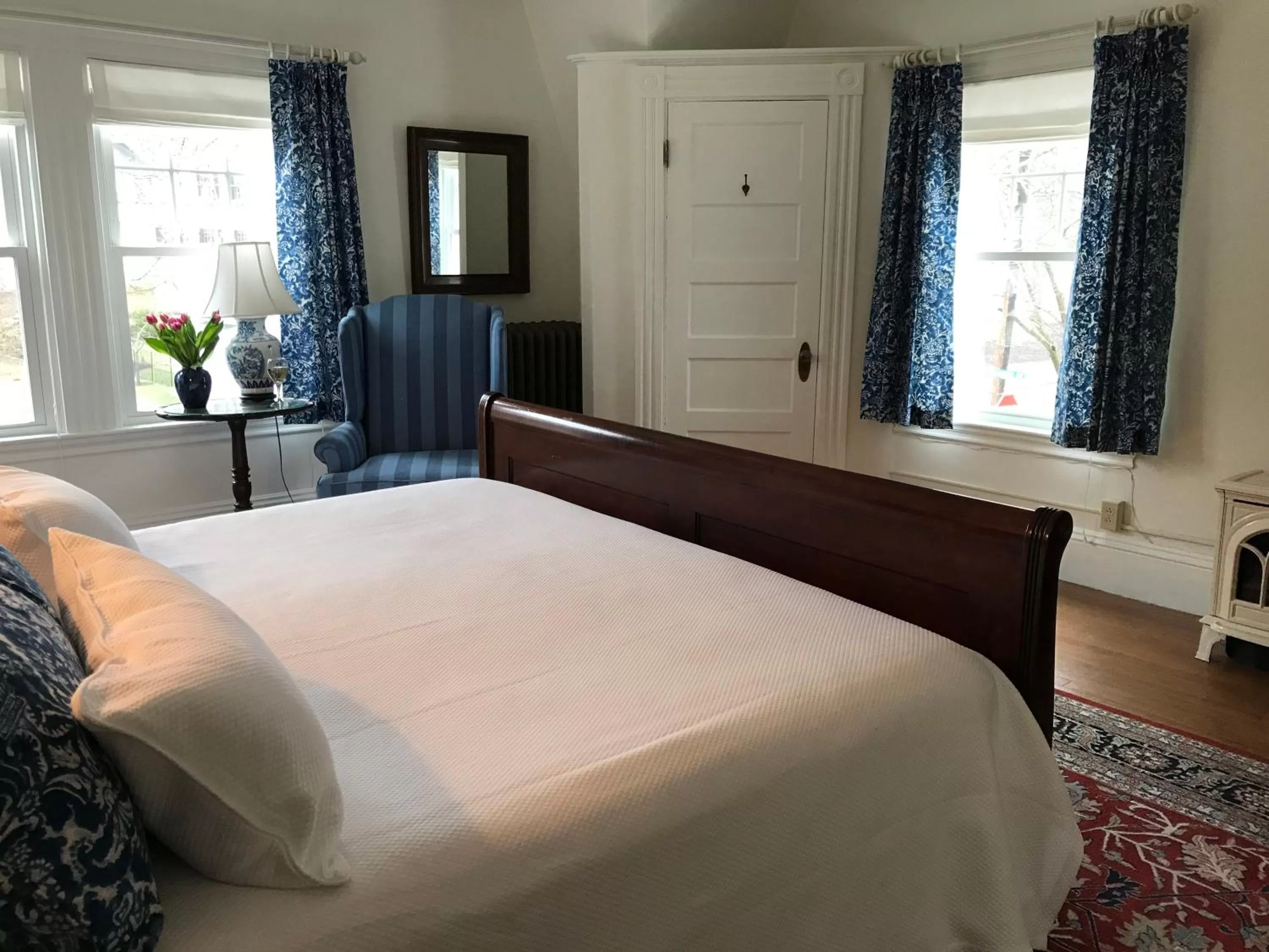 Bed in The Belmont Inn