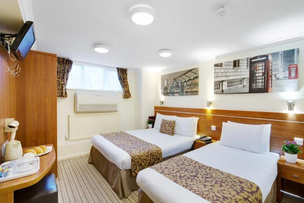 Photo of the whole room in Queens Park Hotel